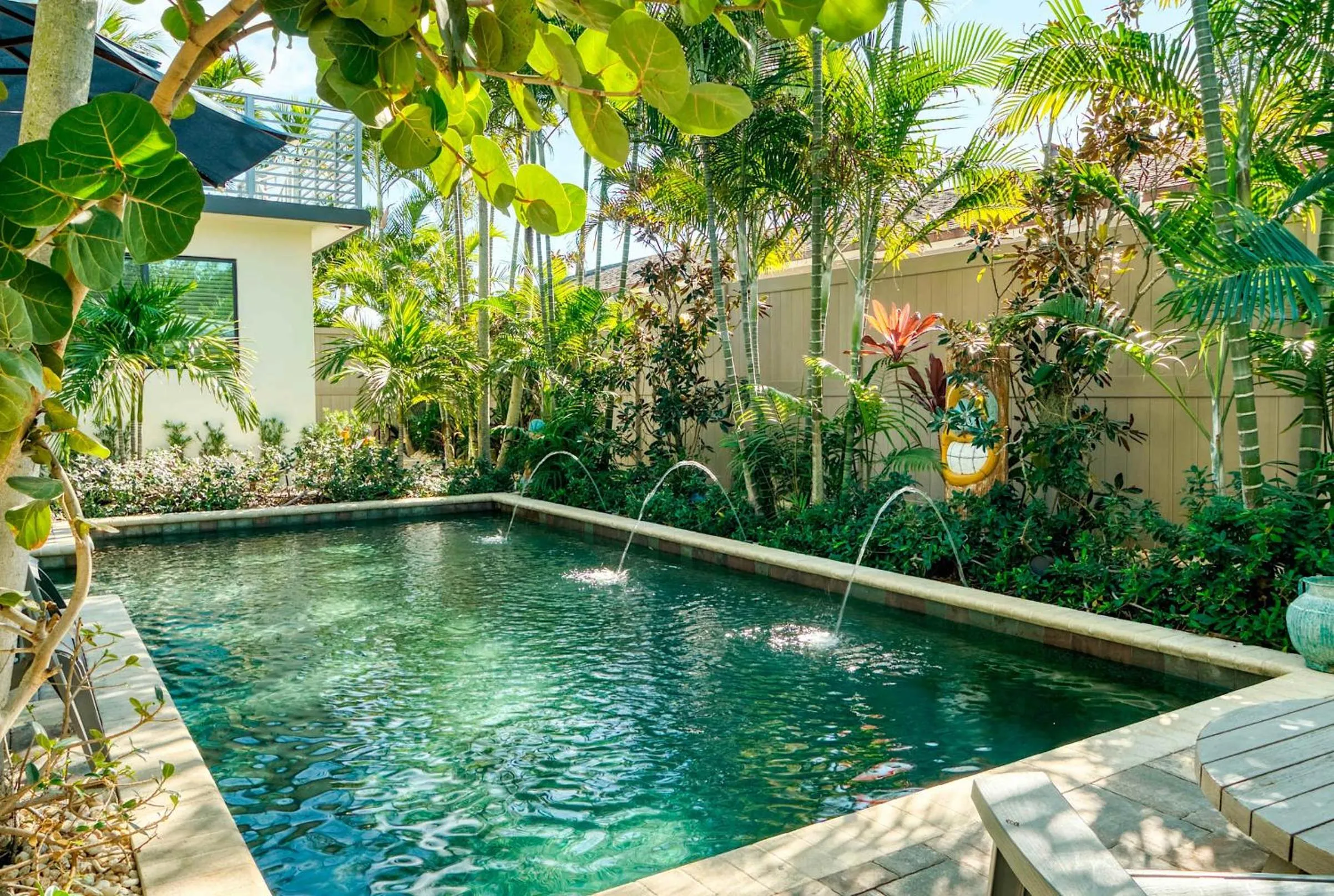 Art Deco Apt w Pool One Mile to Beach Pets Welcome