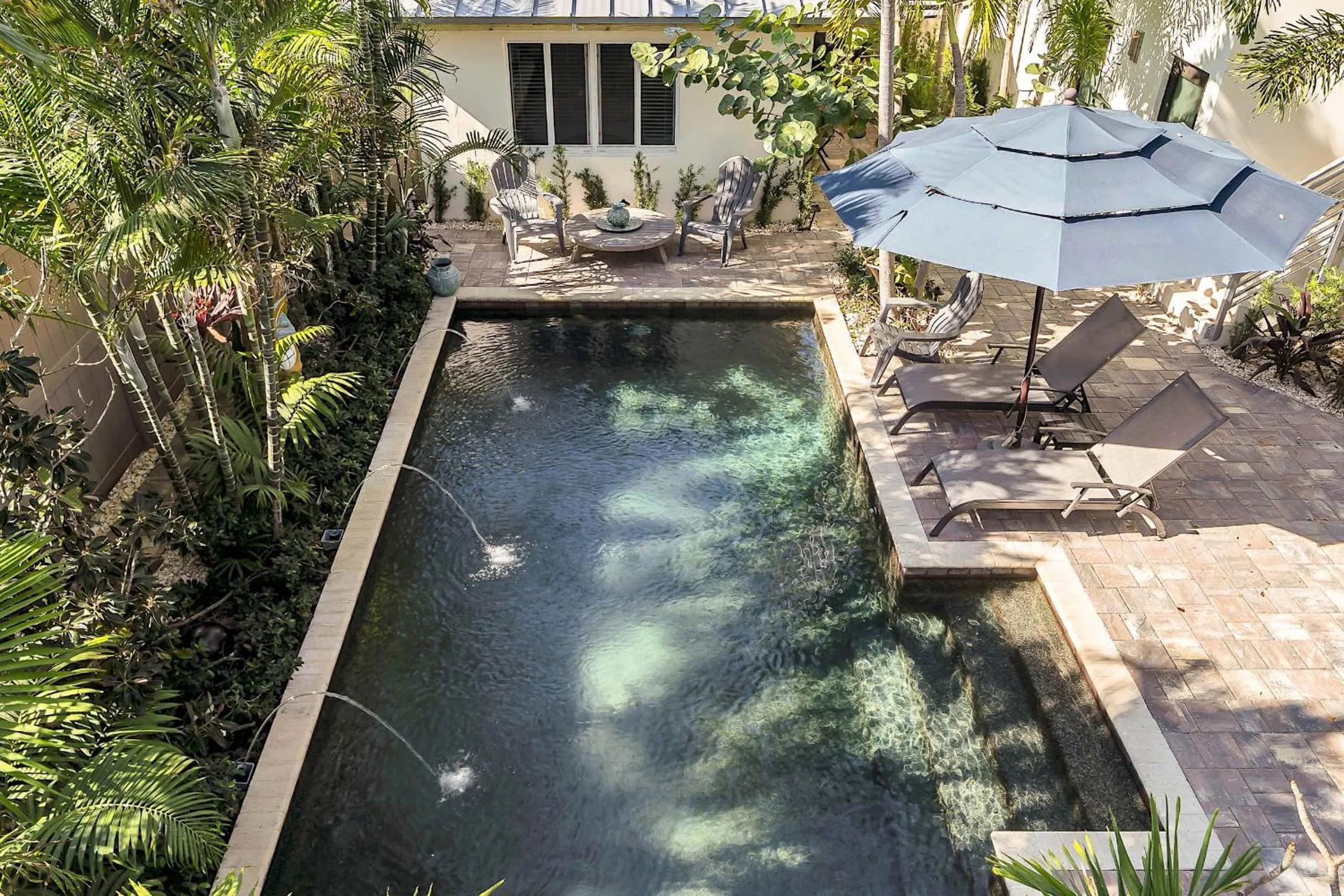 Art Deco Apt w Pool One Mile to Beach Pets Welcome