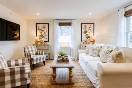 Downtown Luxury Farmhouse Apartment #4 Downtown Luxury Farmhouse Apartment #4