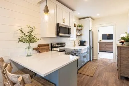 Downtown Luxury Farmhouse Apartment #4