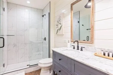 Downtown Luxury Farmhouse Apartment #4