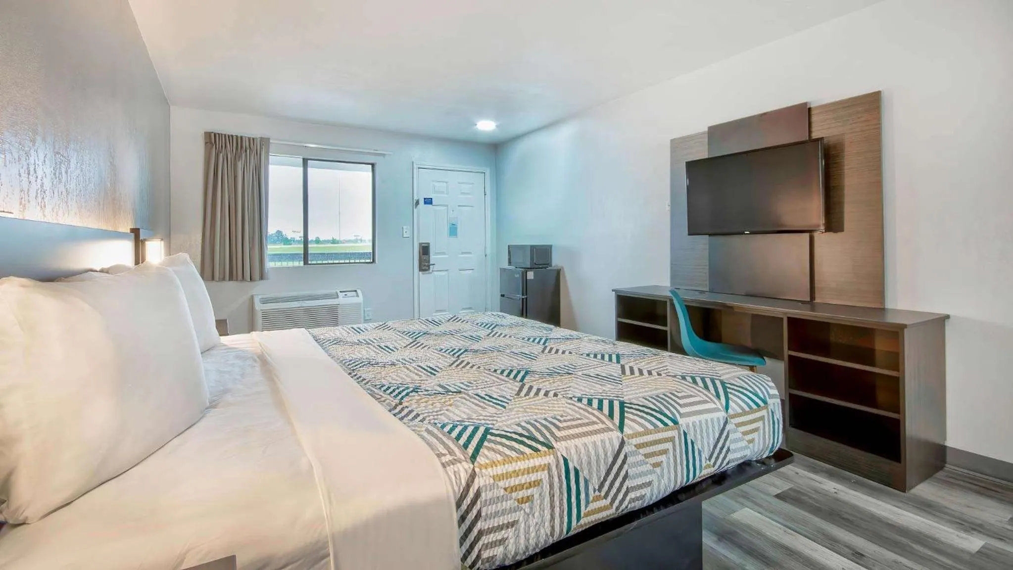 Photo of the whole room, Bed in Studio 6 Texarkana TX