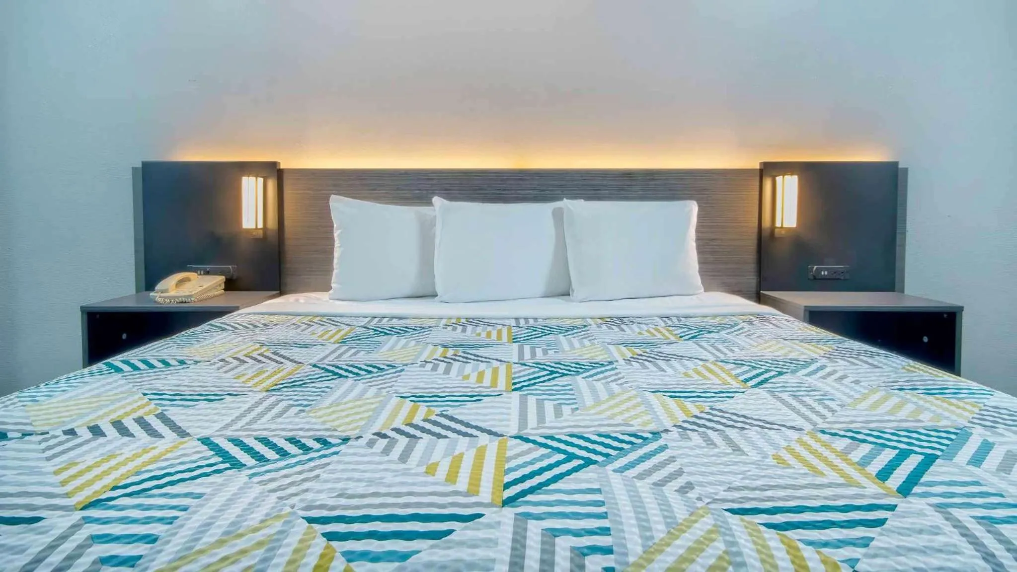 Photo of the whole room, Bed in Studio 6 Texarkana TX