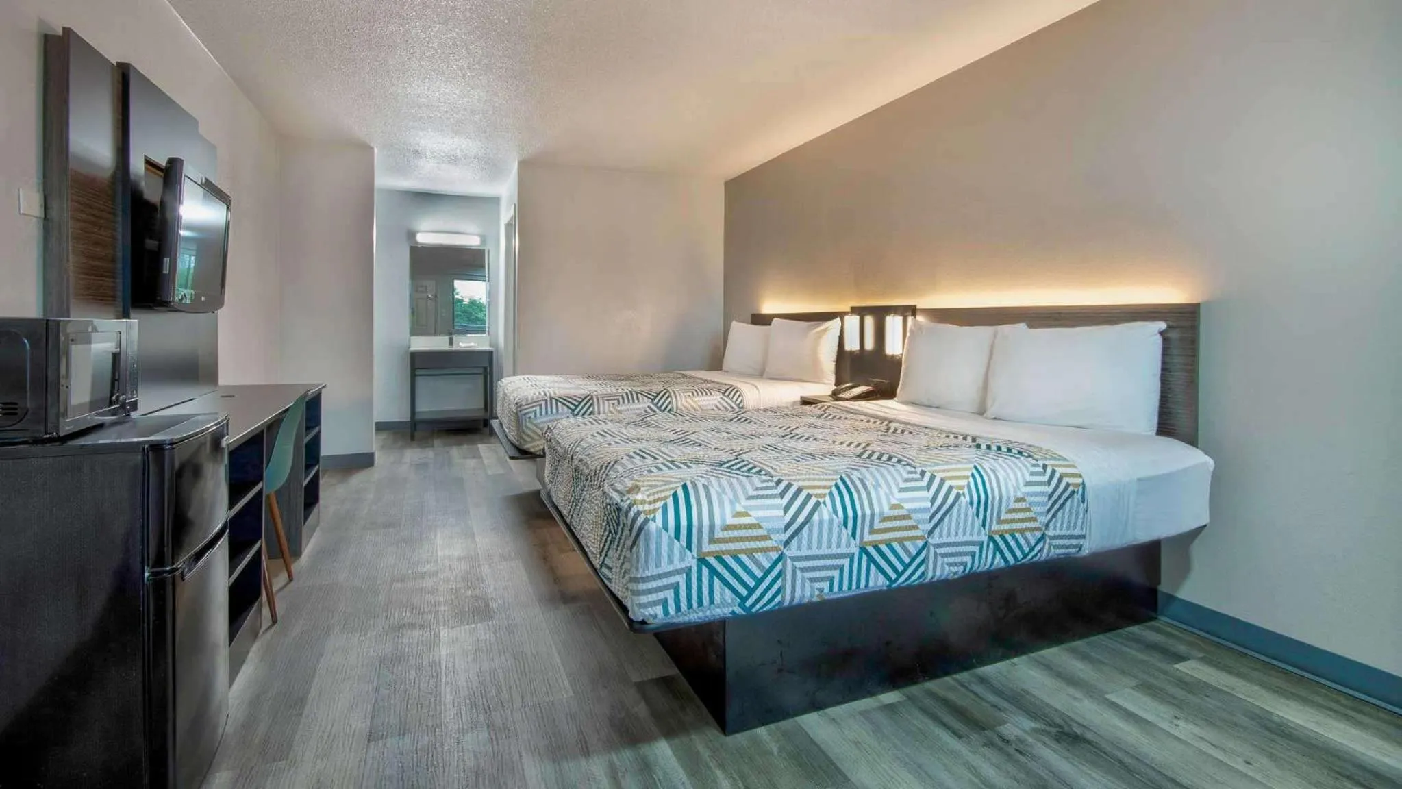 Photo of the whole room, Bed in Studio 6 Texarkana TX