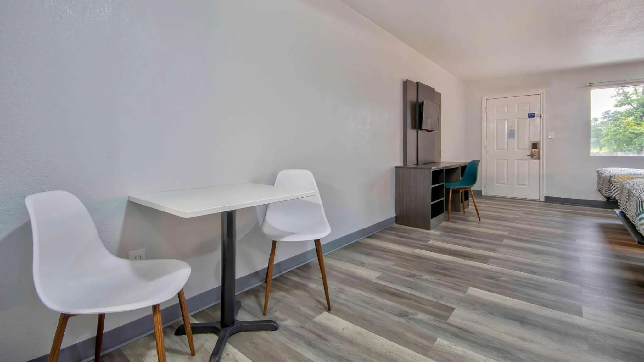 Photo of the whole room in Studio 6 Texarkana TX