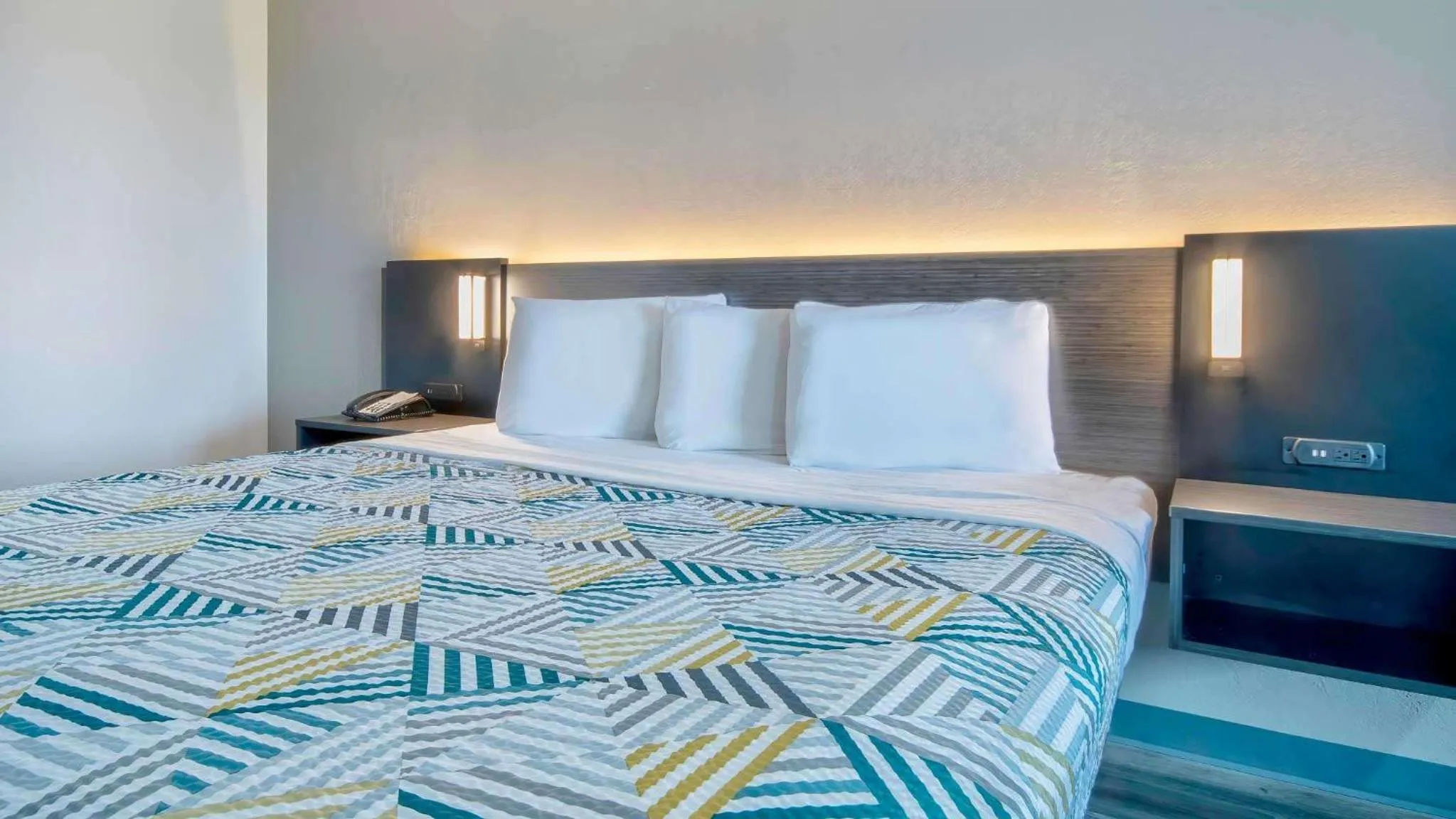 Photo of the whole room, Bed in Studio 6 Texarkana TX