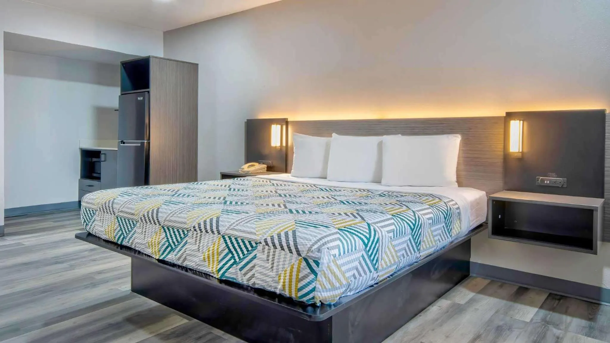 Photo of the whole room, Bed in Studio 6 Texarkana TX