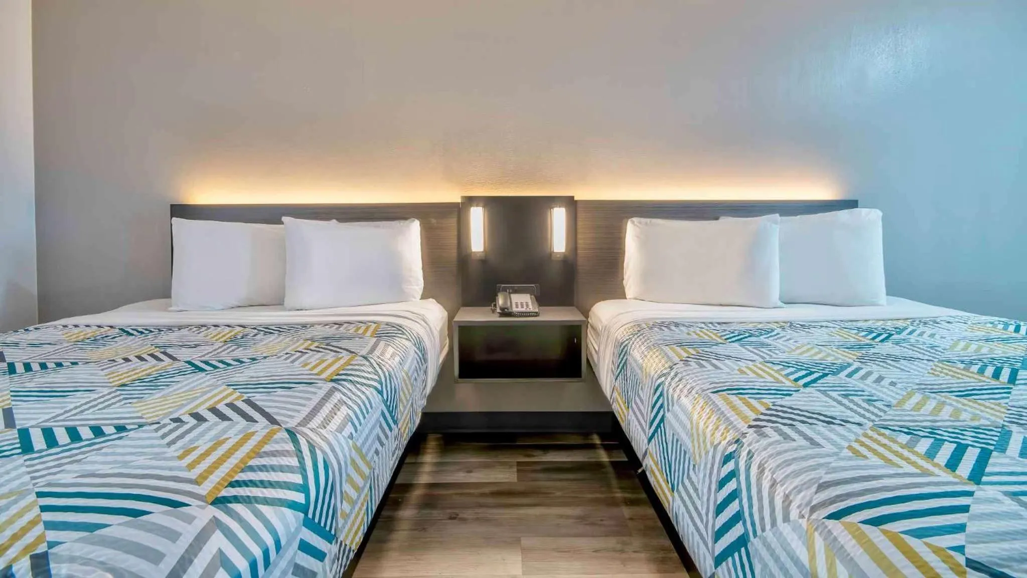 Photo of the whole room, Bed in Studio 6 Texarkana TX