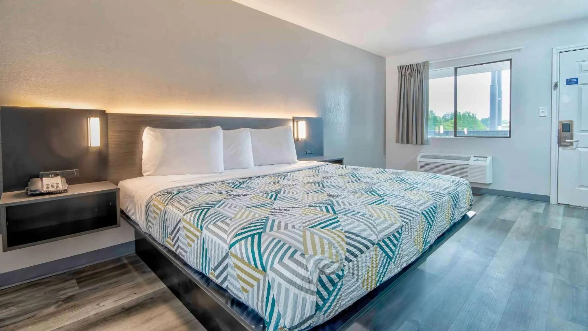 Photo of the whole room, Bed in Studio 6 Texarkana TX