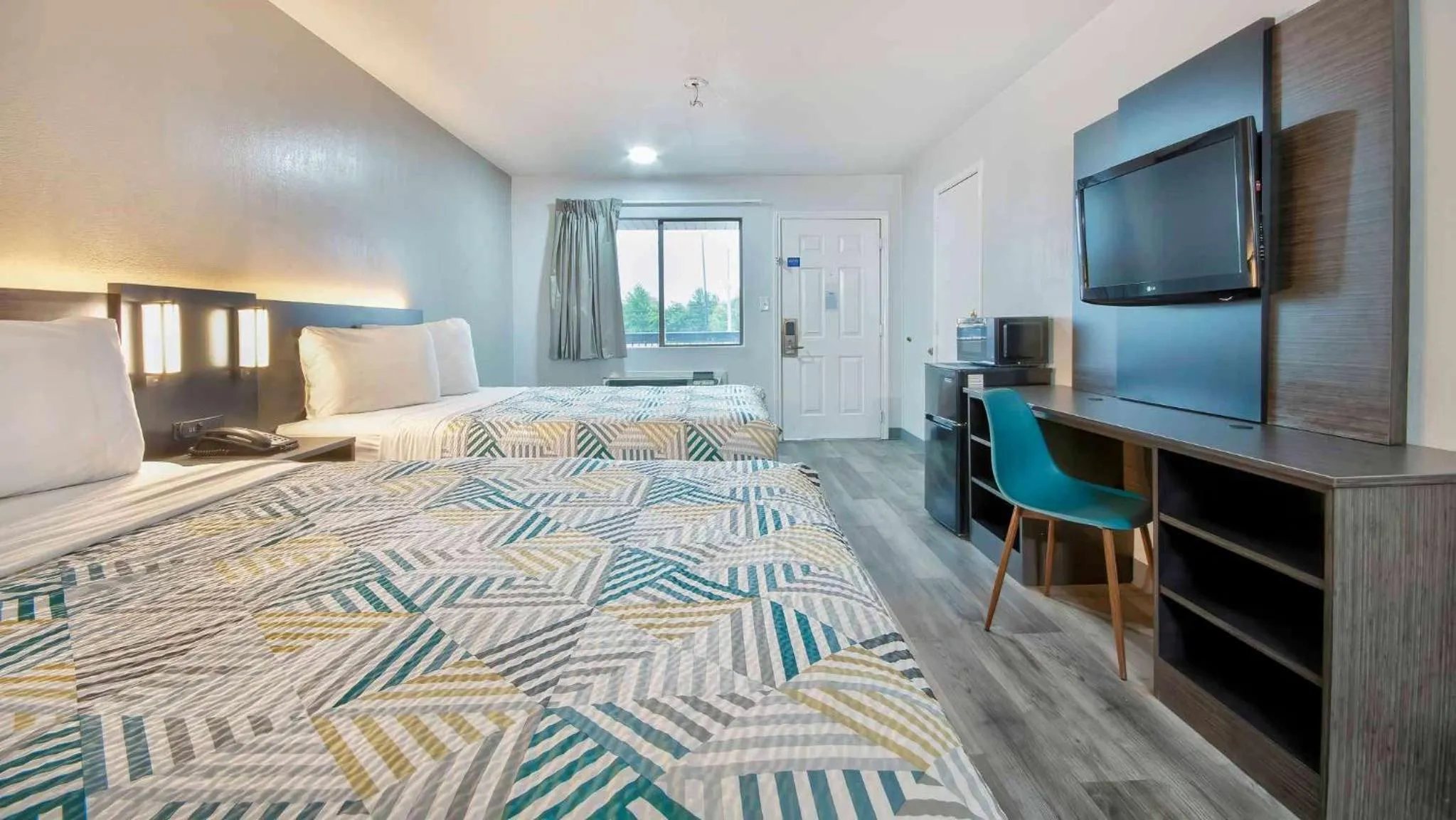 Photo of the whole room, Bed in Studio 6 Texarkana TX