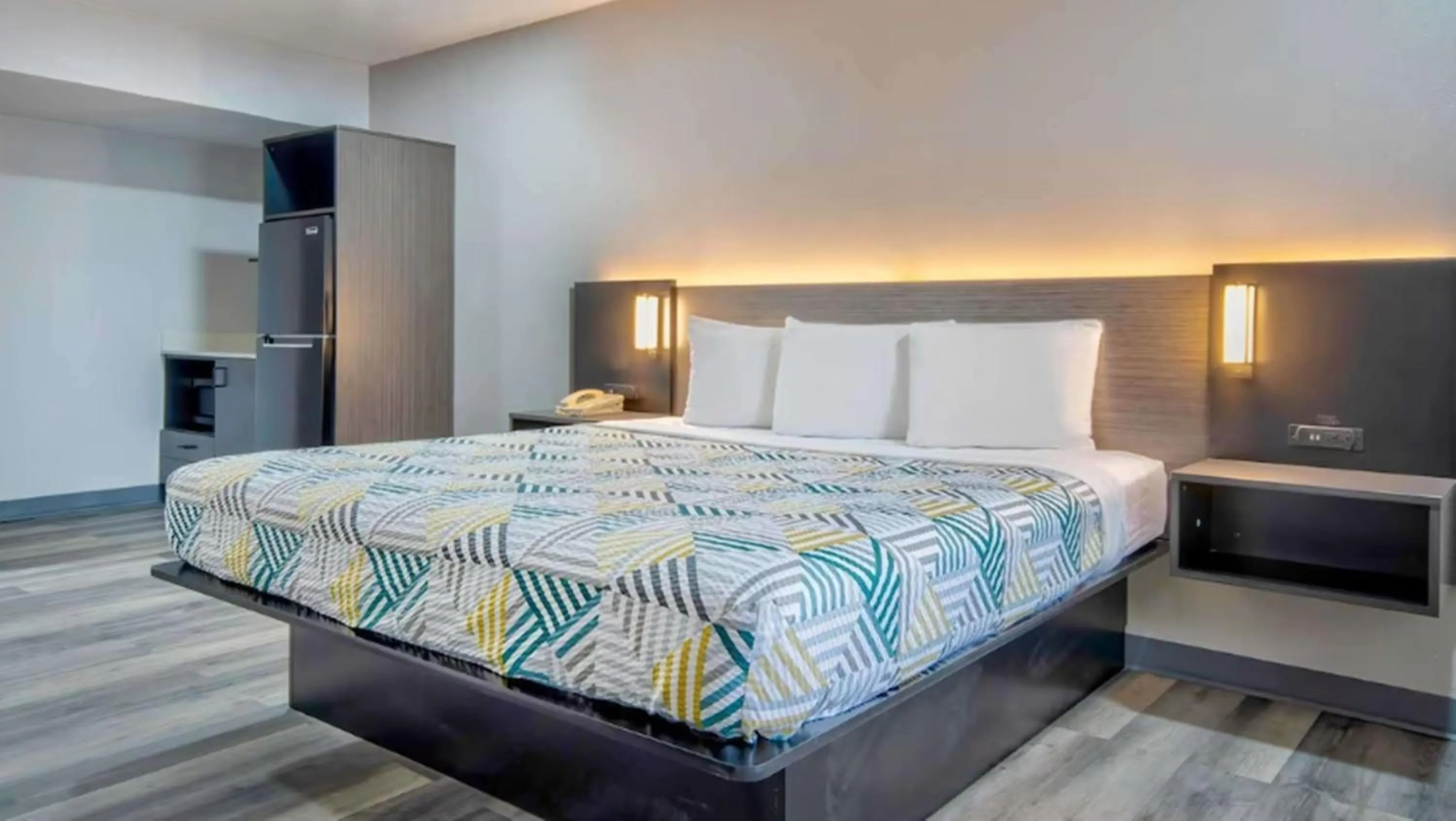 Bedroom, Bed in Studio 6 Texarkana TX