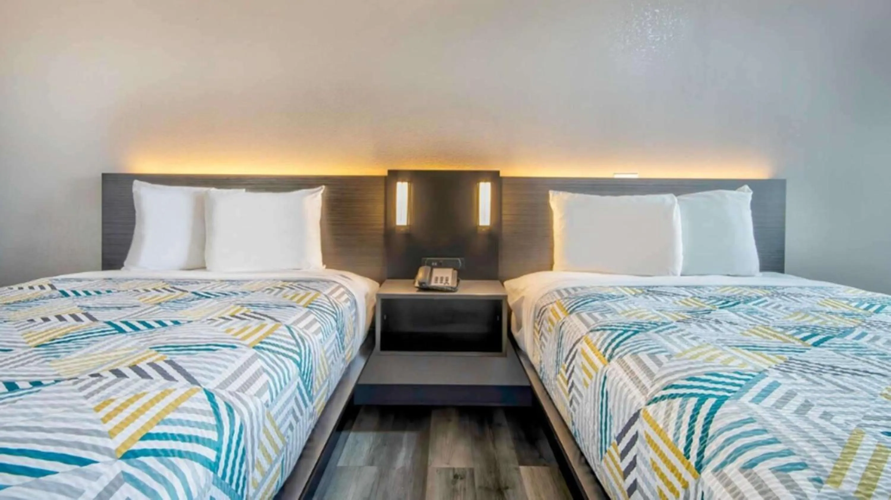 Bedroom, Bed in Studio 6 Texarkana TX