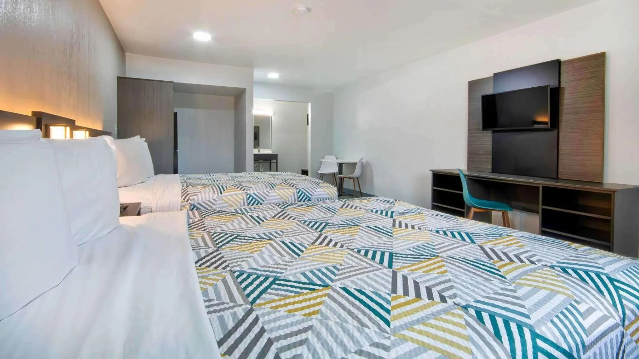 Photo of the whole room, Bed in Studio 6 Texarkana TX