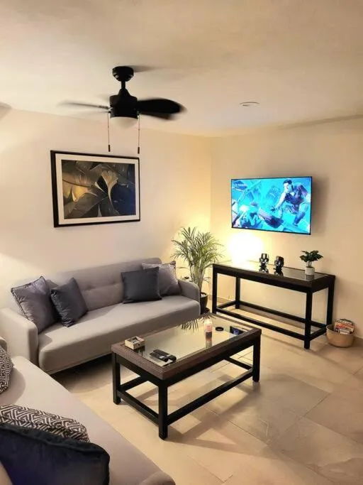 TV and multimedia in Departamento Céntrico y Moderno en Cancún.