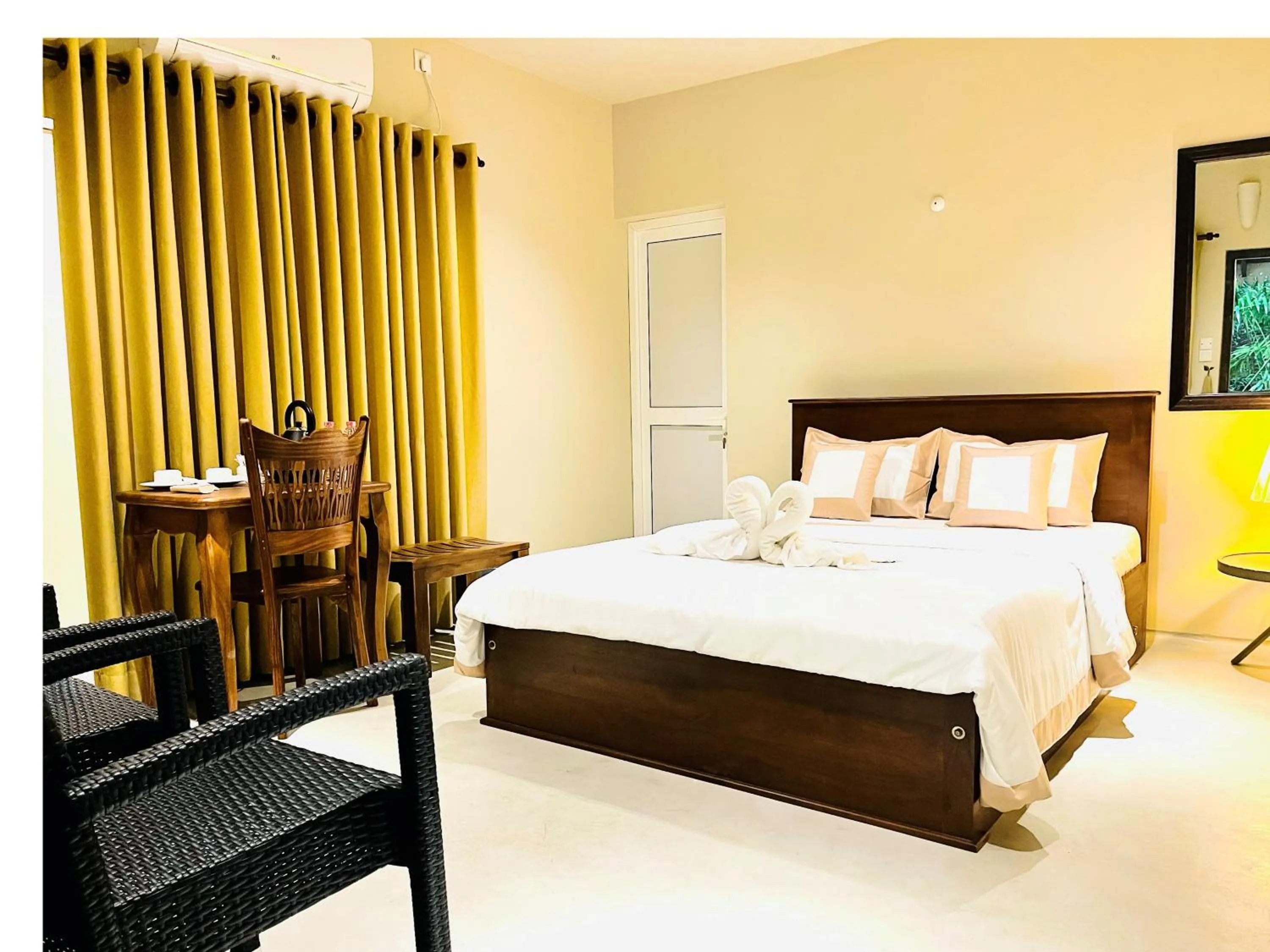 Bedroom, Bed in Ceylon Kingsmen Garden - Katunayake Airport Transit Hotels