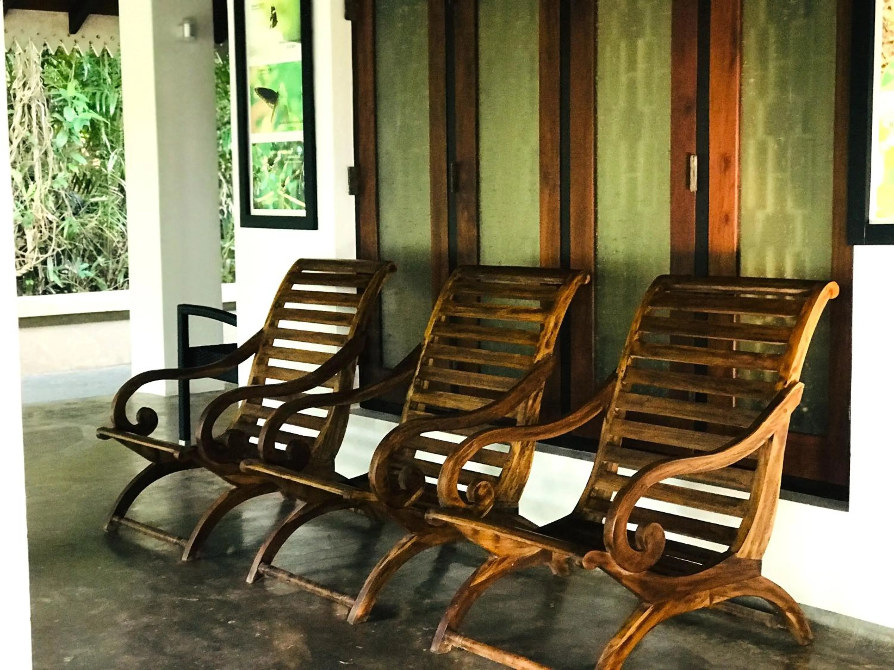 Seating area in Ceylon Kingsmen Garden - Katunayake Airport Transit Hotels