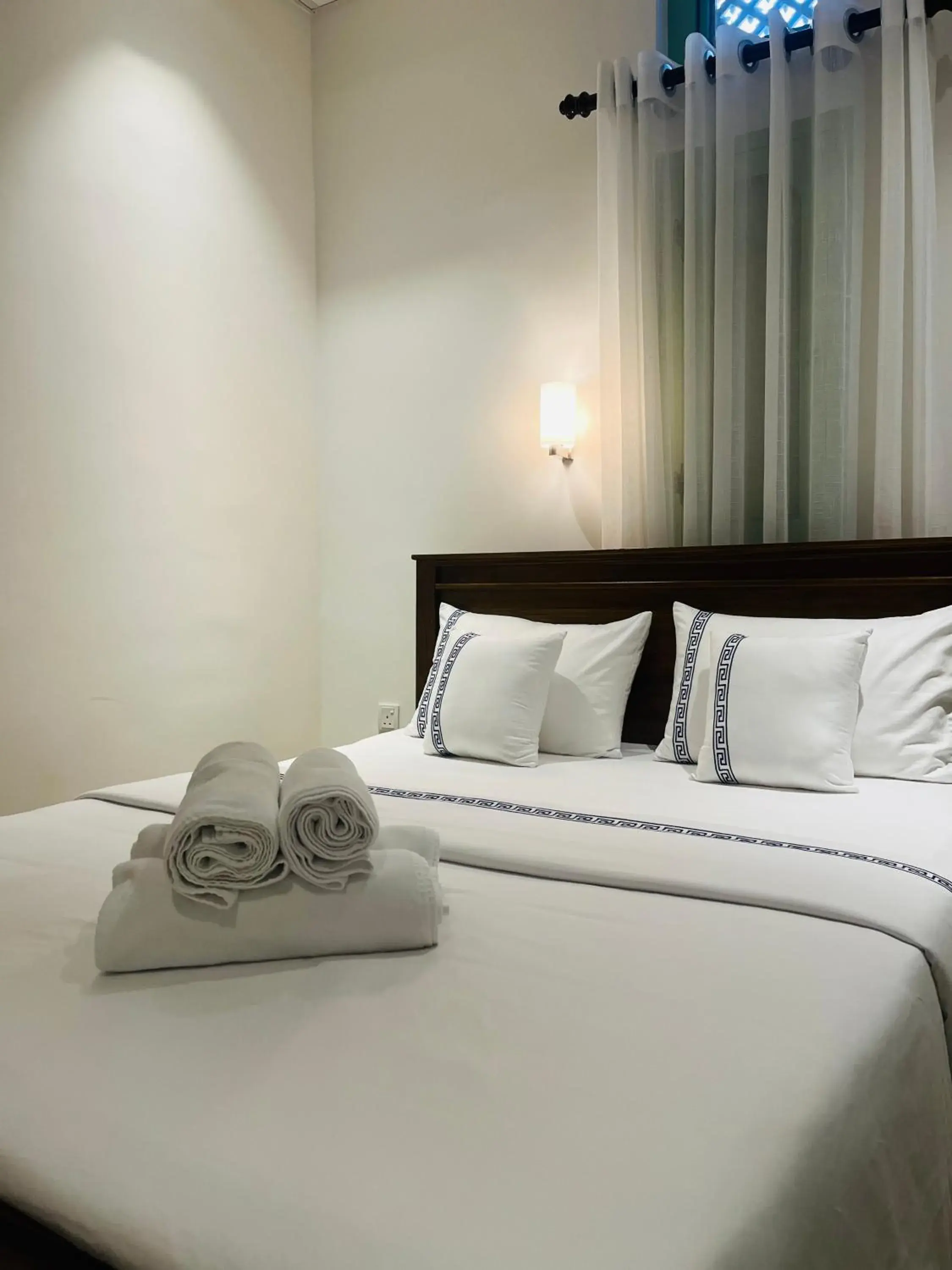 Deluxe Double Room with Free Airport Transfer in Ceylon Kingsmen Garden - Katunayake Airport Transit Hotels Deluxe Double Room with Free Airport Transfer in Ceylon Kingsmen Garden - Katunayake Airport Transit Hotels