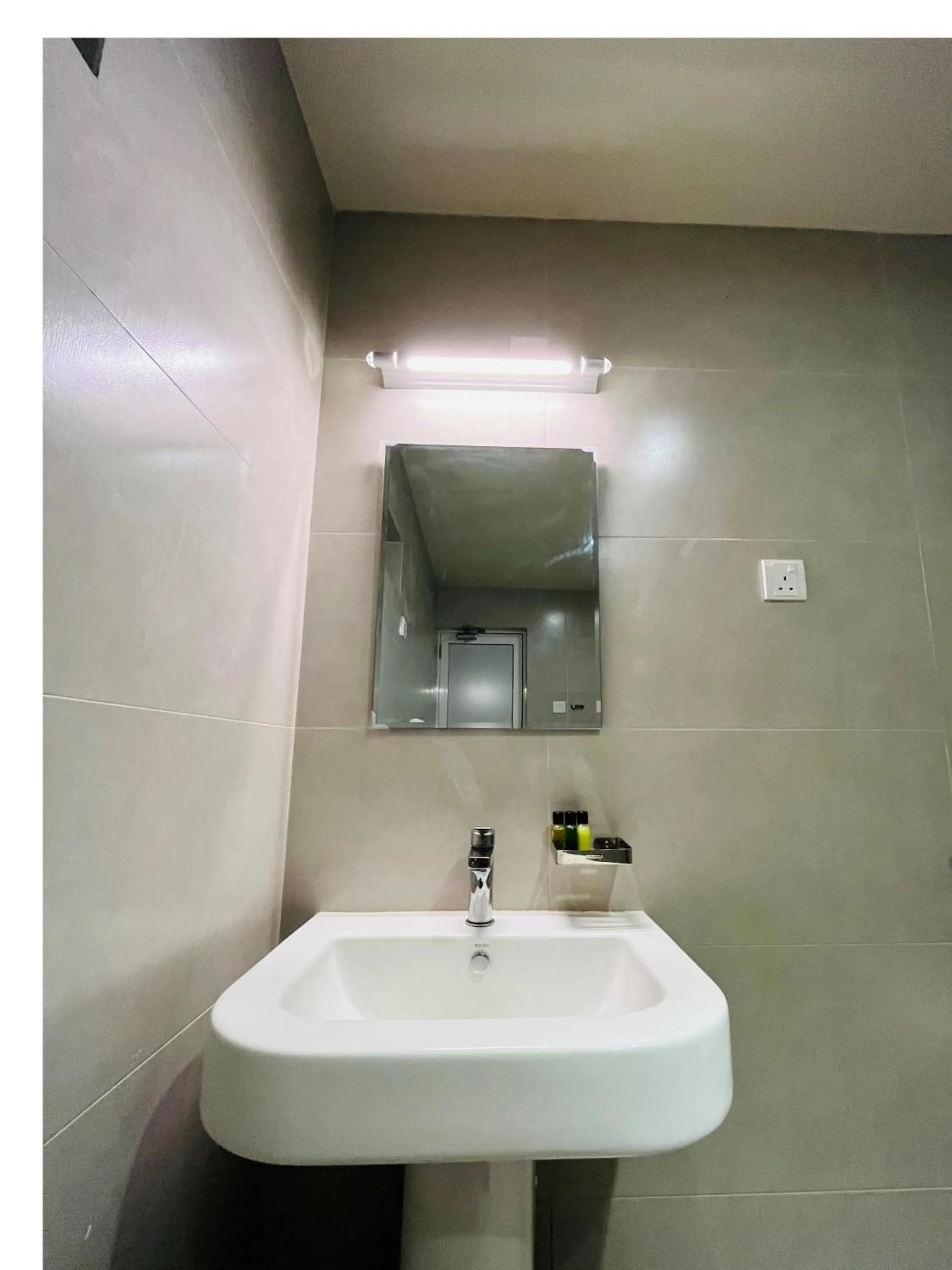 Bathroom in Ceylon Kingsmen Garden - Katunayake Airport Transit Hotels