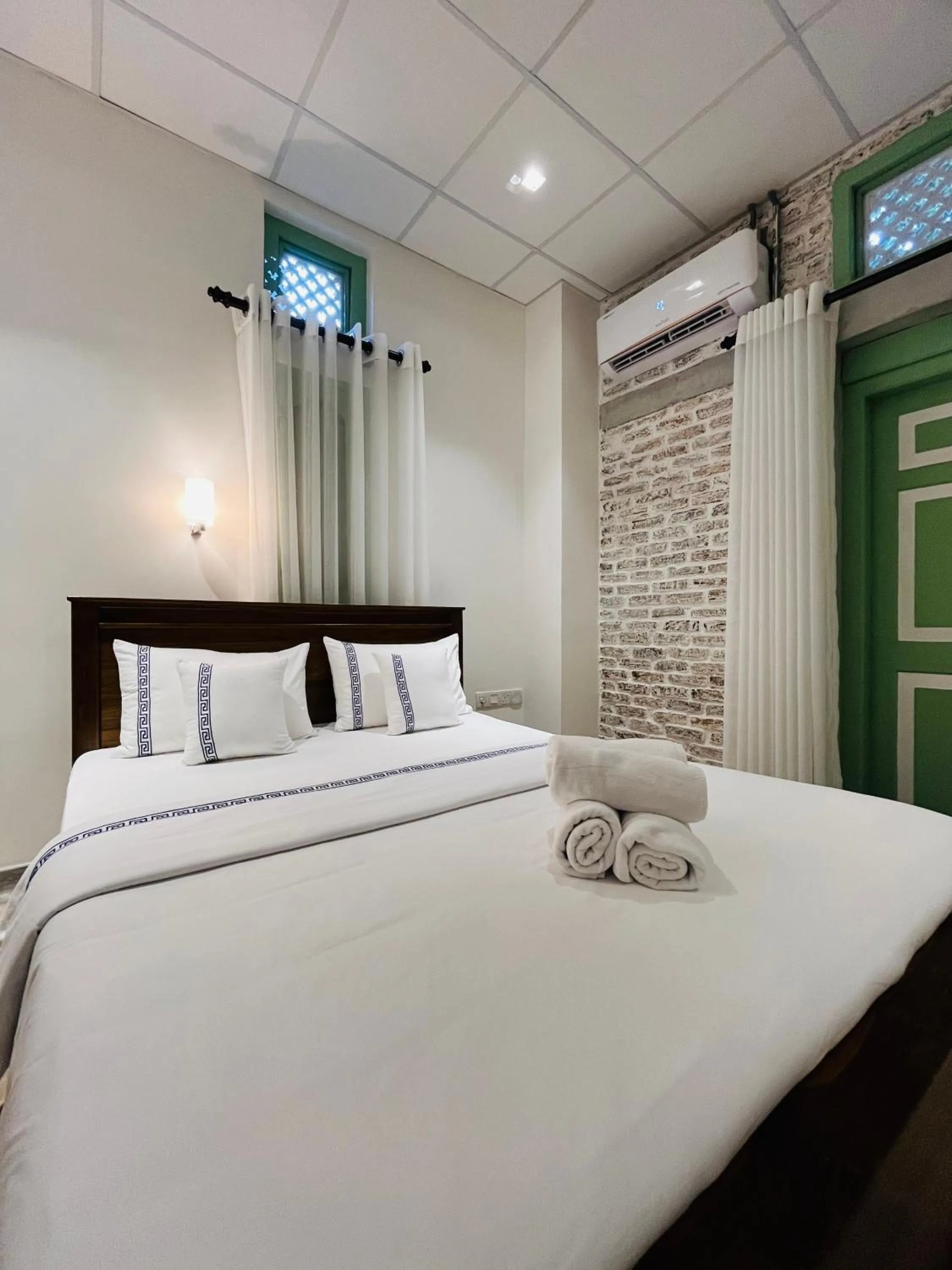 Bedroom, Bed in Ceylon Kingsmen Garden - Katunayake Airport Transit Hotels