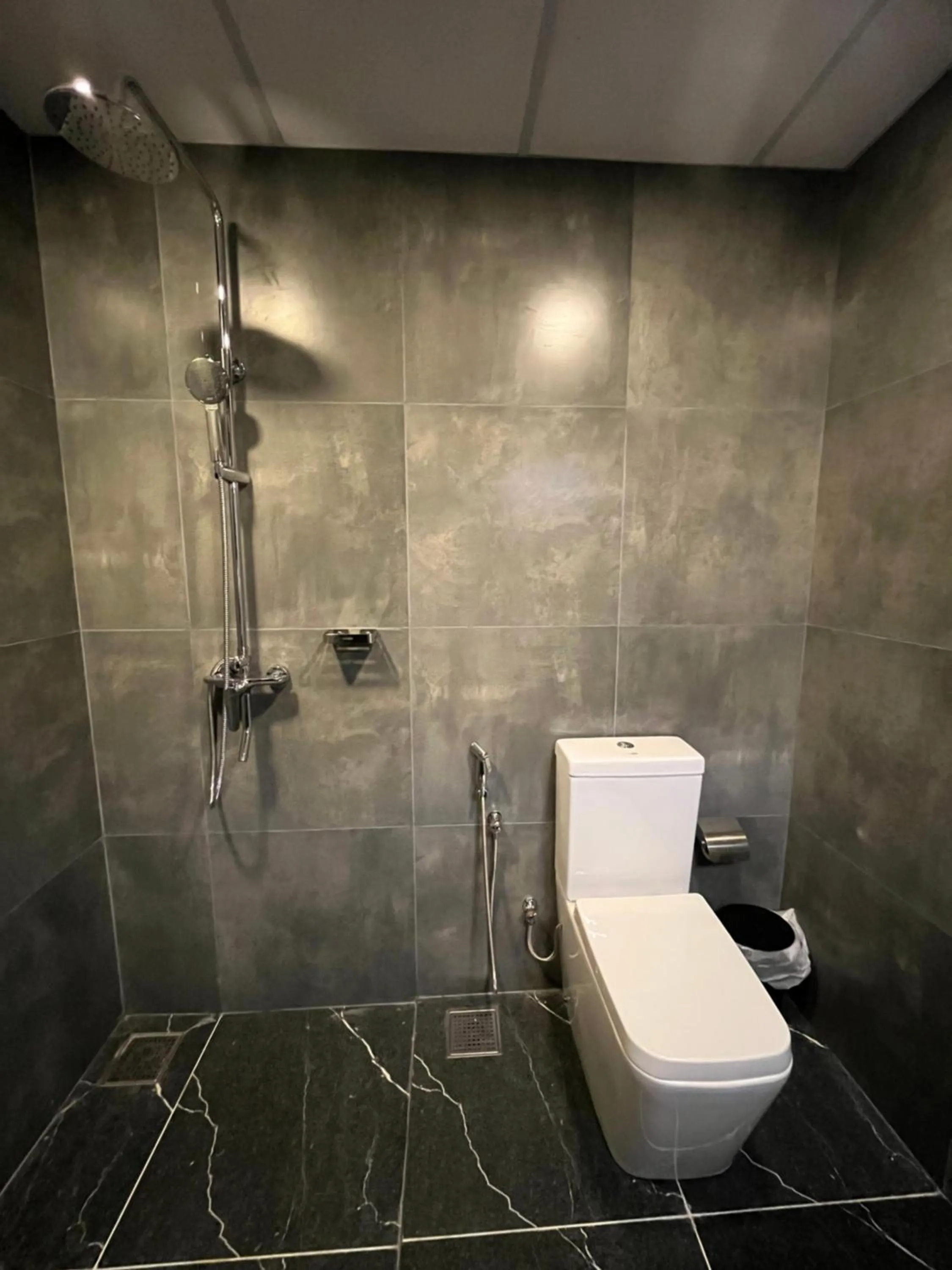 Shower in Ceylon Kingsmen Garden - Katunayake Airport Transit Hotels