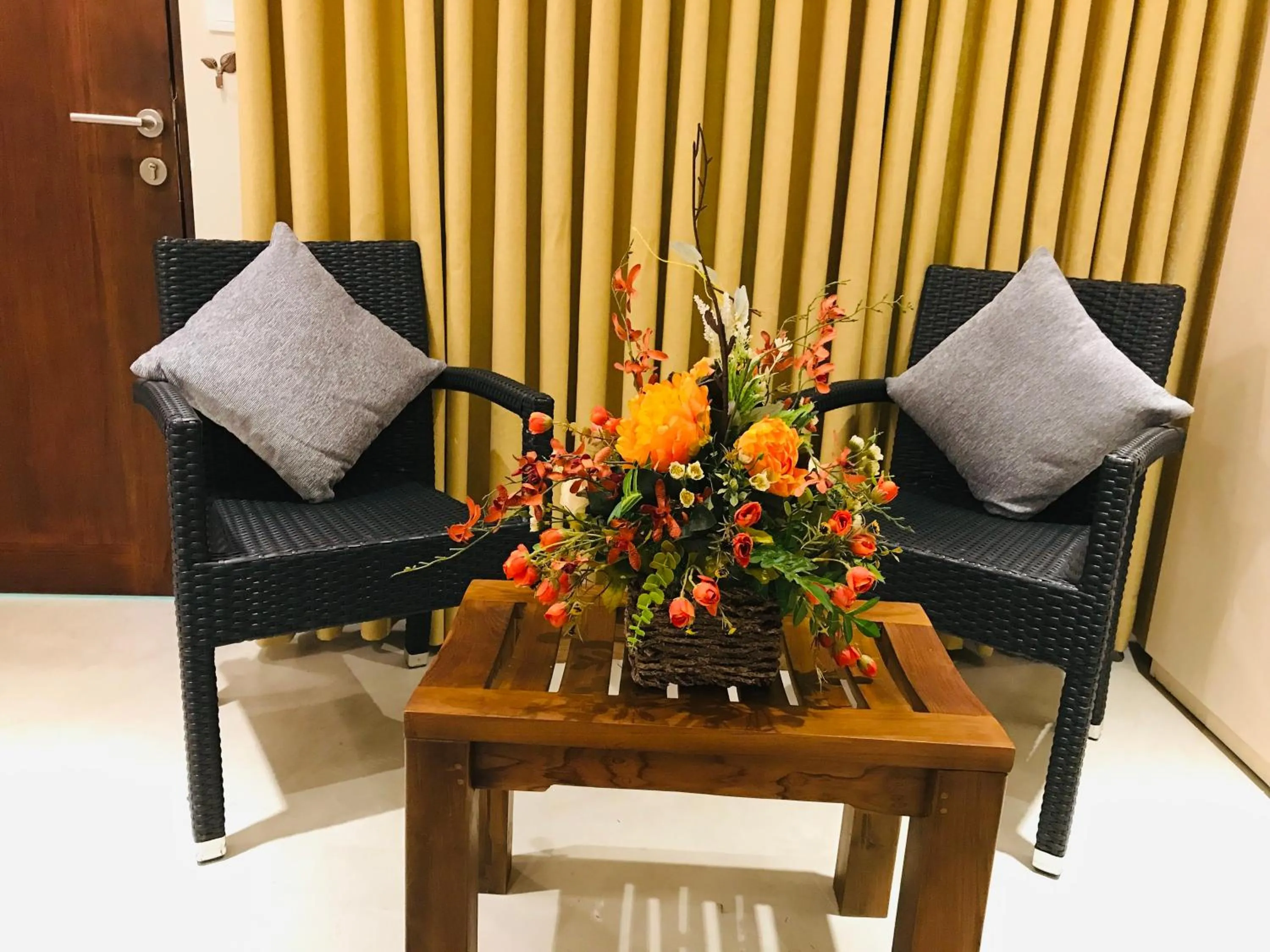 Seating area in Ceylon Kingsmen Garden - Katunayake Airport Transit Hotels