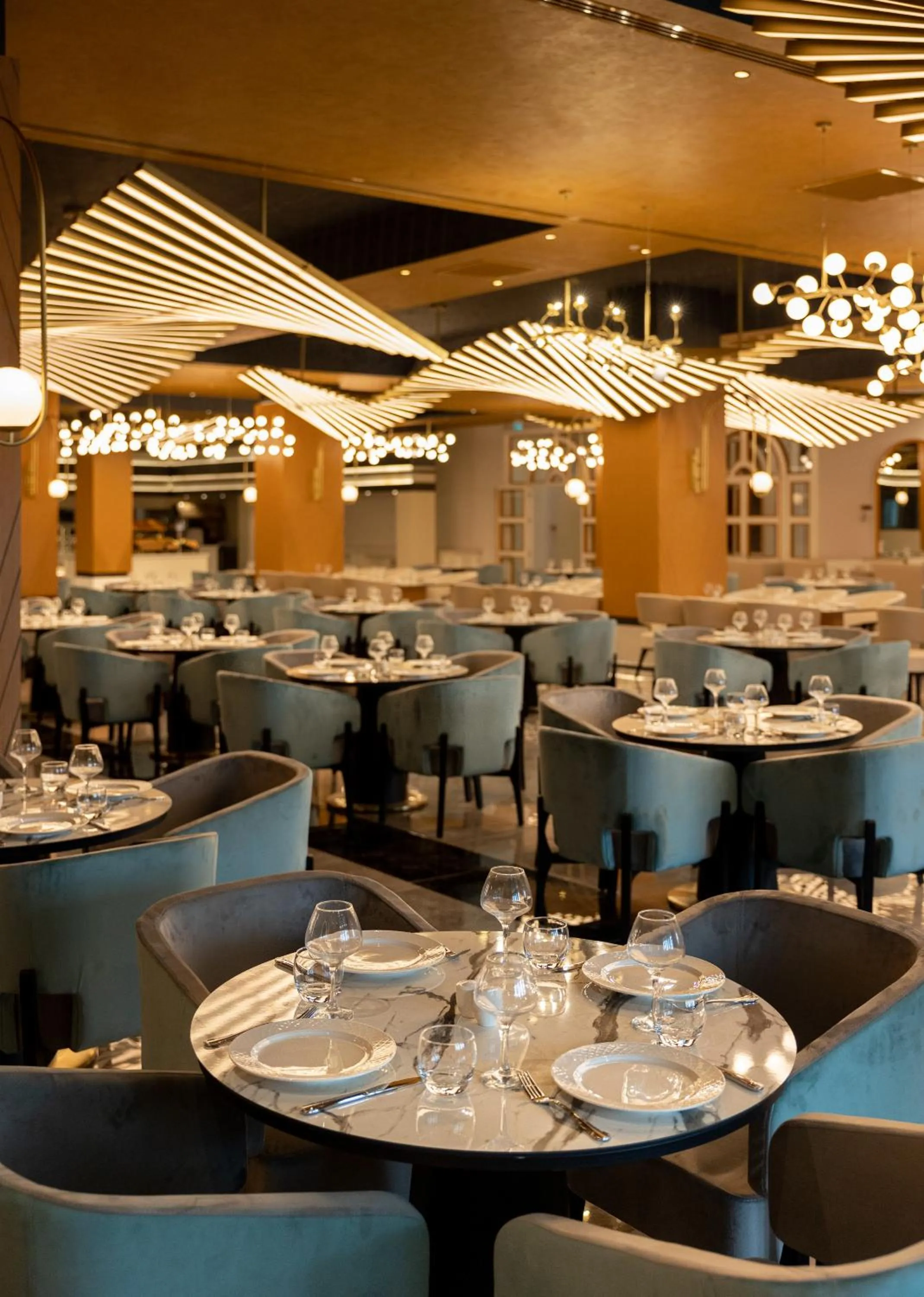 Restaurant/places to eat in Serenity Queen Hotel