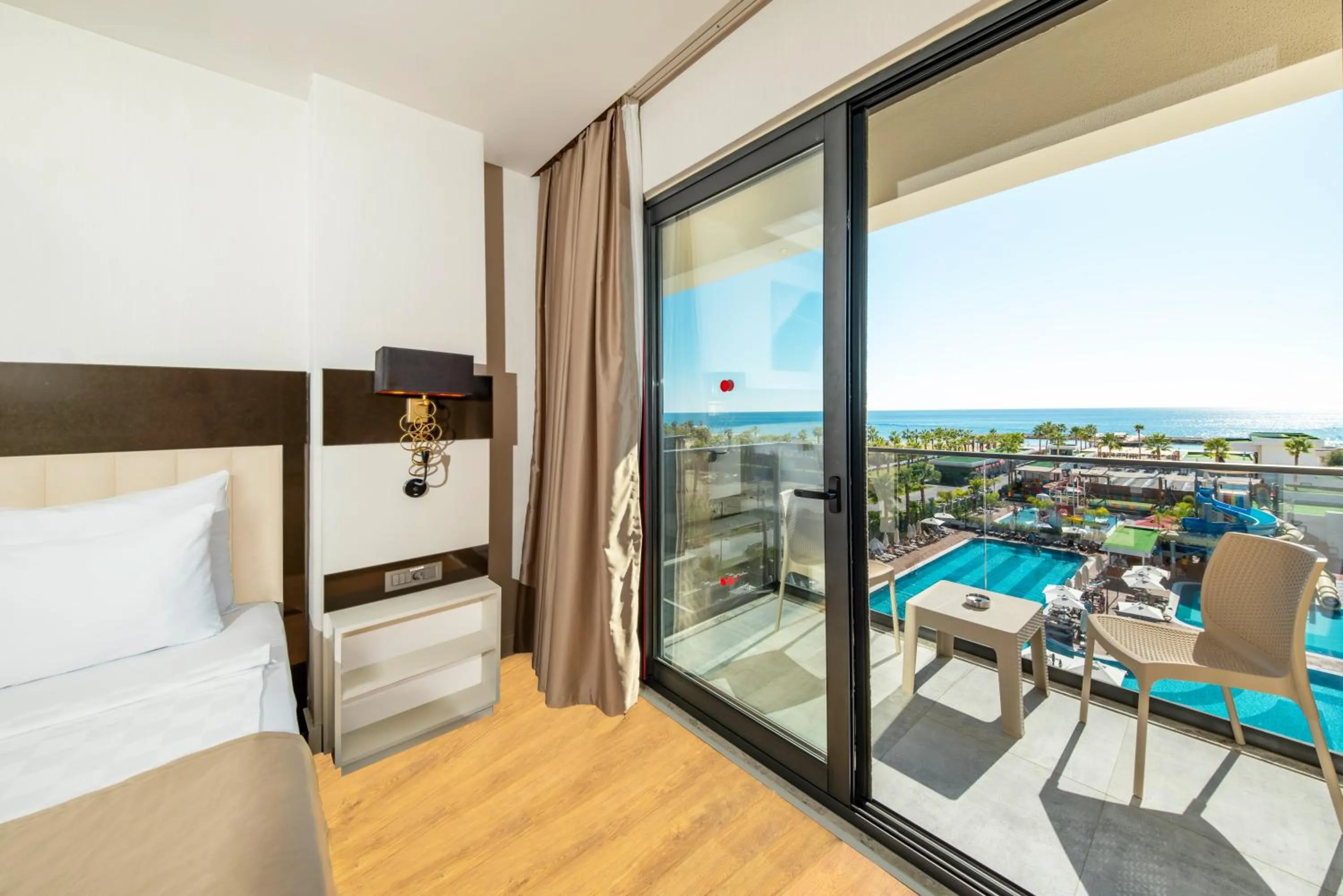 Bed in Serenity Queen Hotel