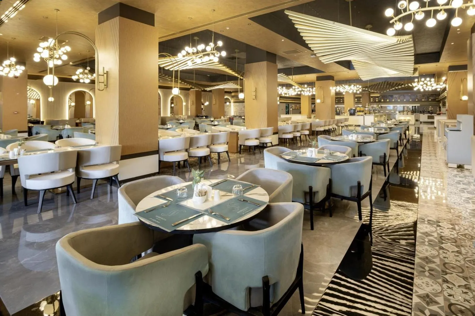 Restaurant/places to eat in Serenity Queen Hotel