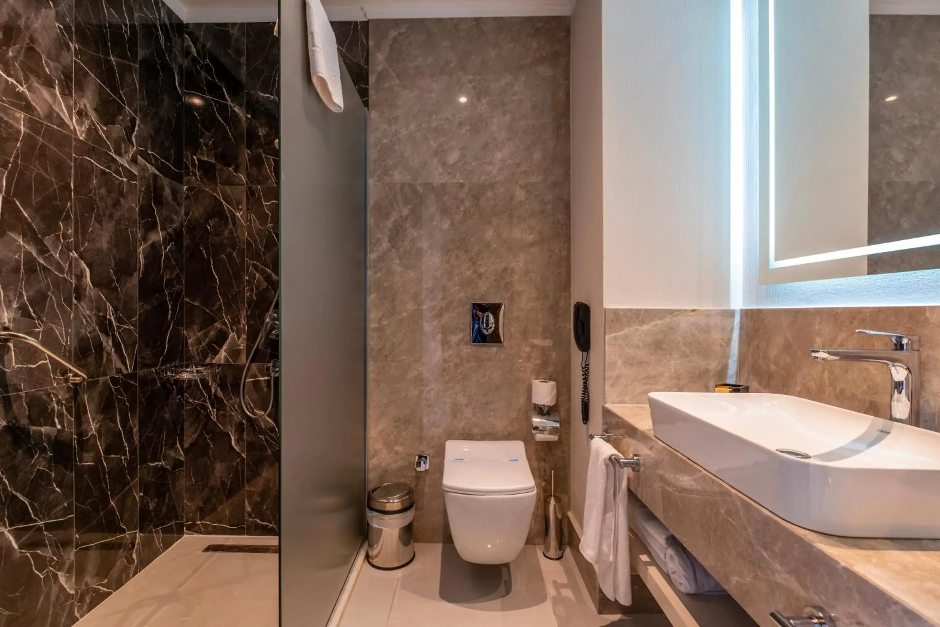 Deluxe Double Room with Balcony and Sea View in Serenity Queen Hotel Deluxe Double Room with Balcony and Sea View in Serenity Queen Hotel