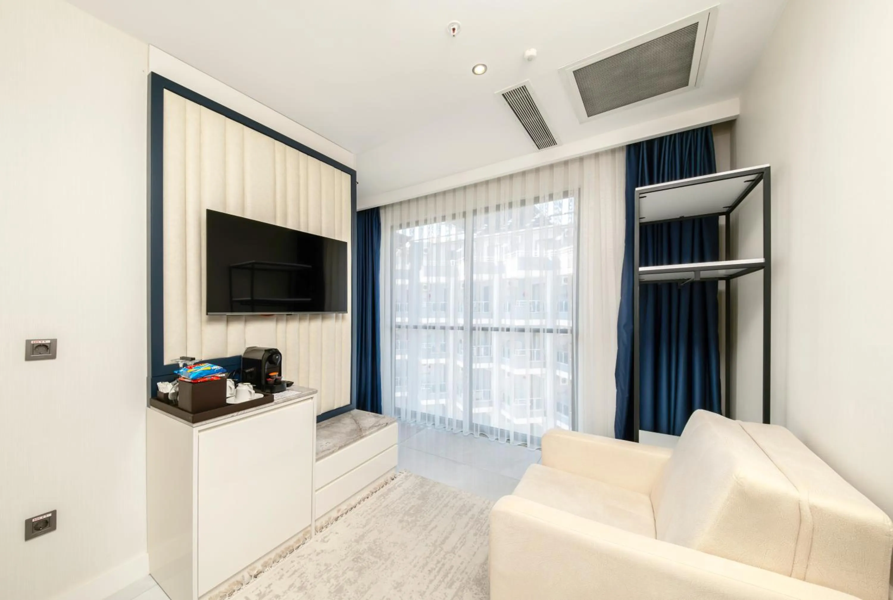 TV and multimedia in Serenity Queen Hotel