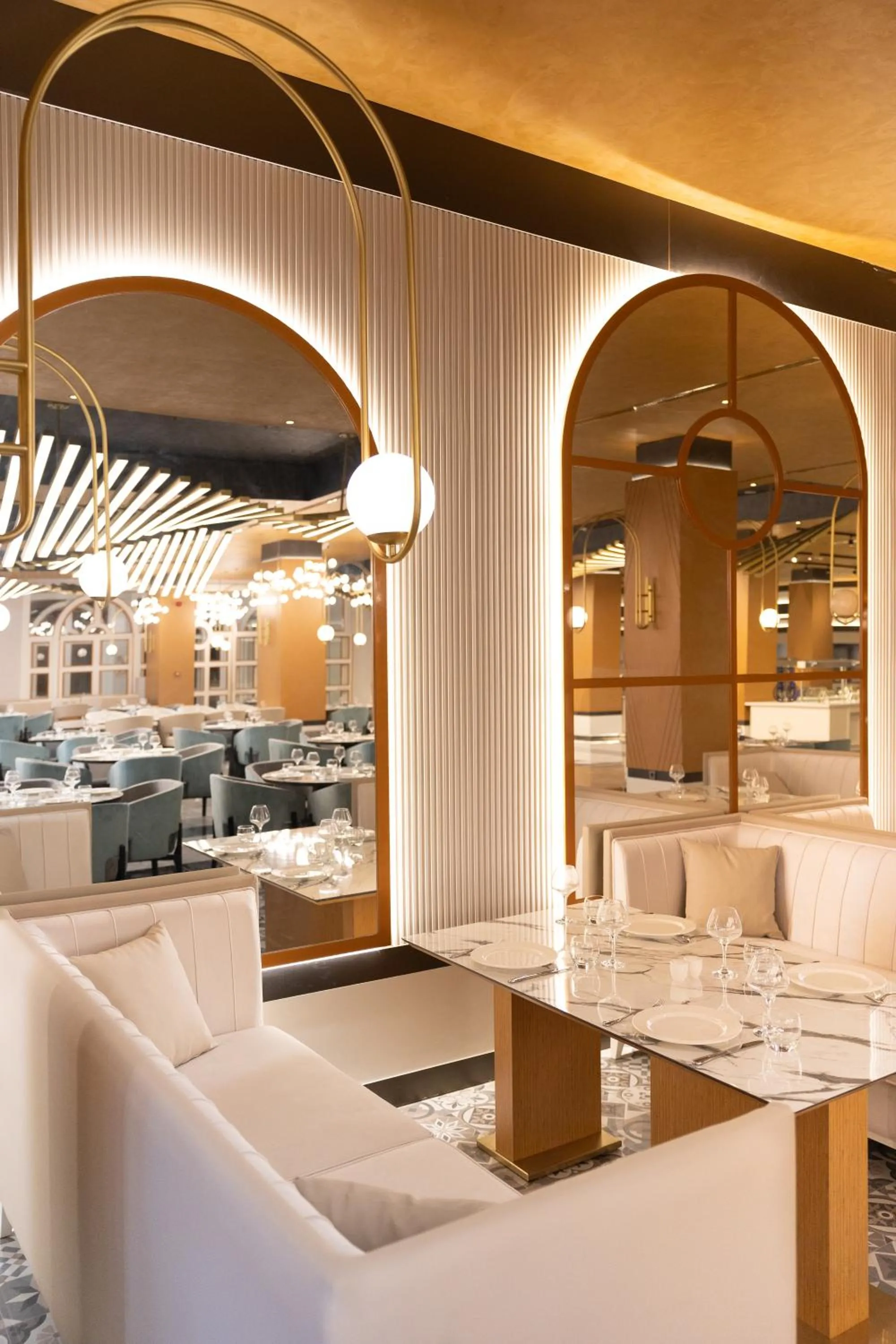 Restaurant/places to eat in Serenity Queen Hotel