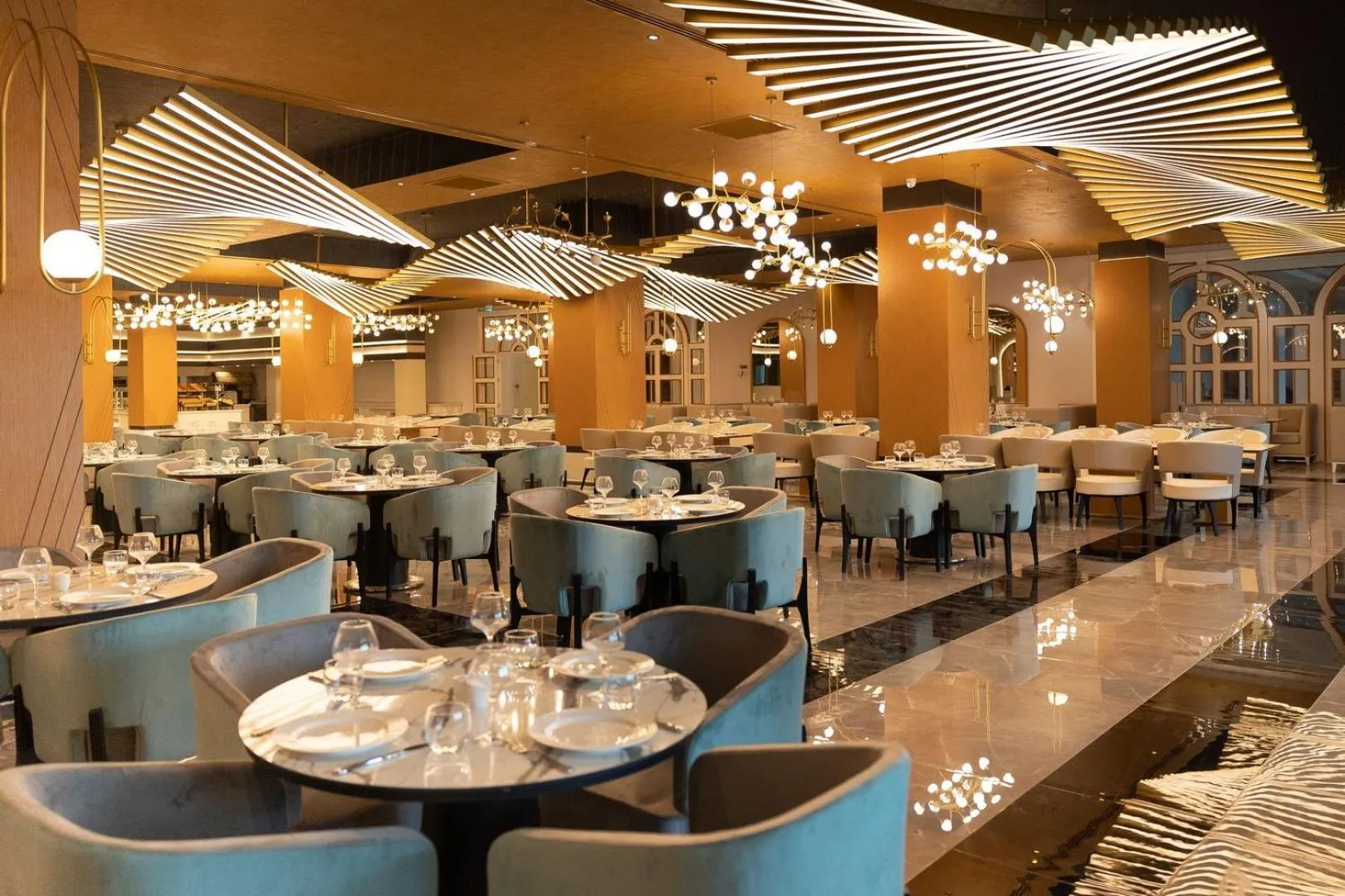 Restaurant/places to eat in Serenity Queen Hotel