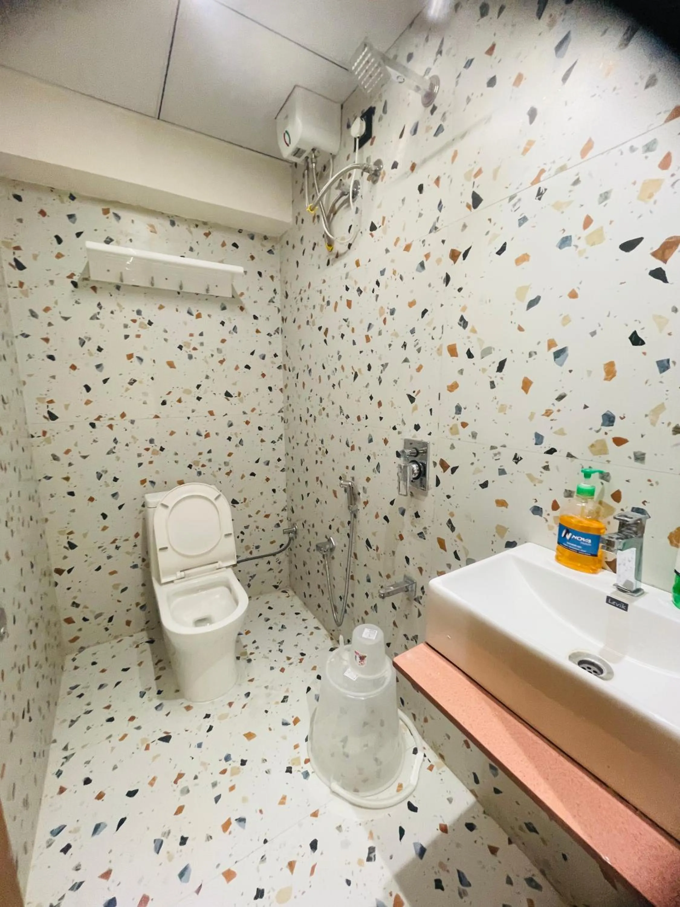 Shower in Hotel Nova Bopal