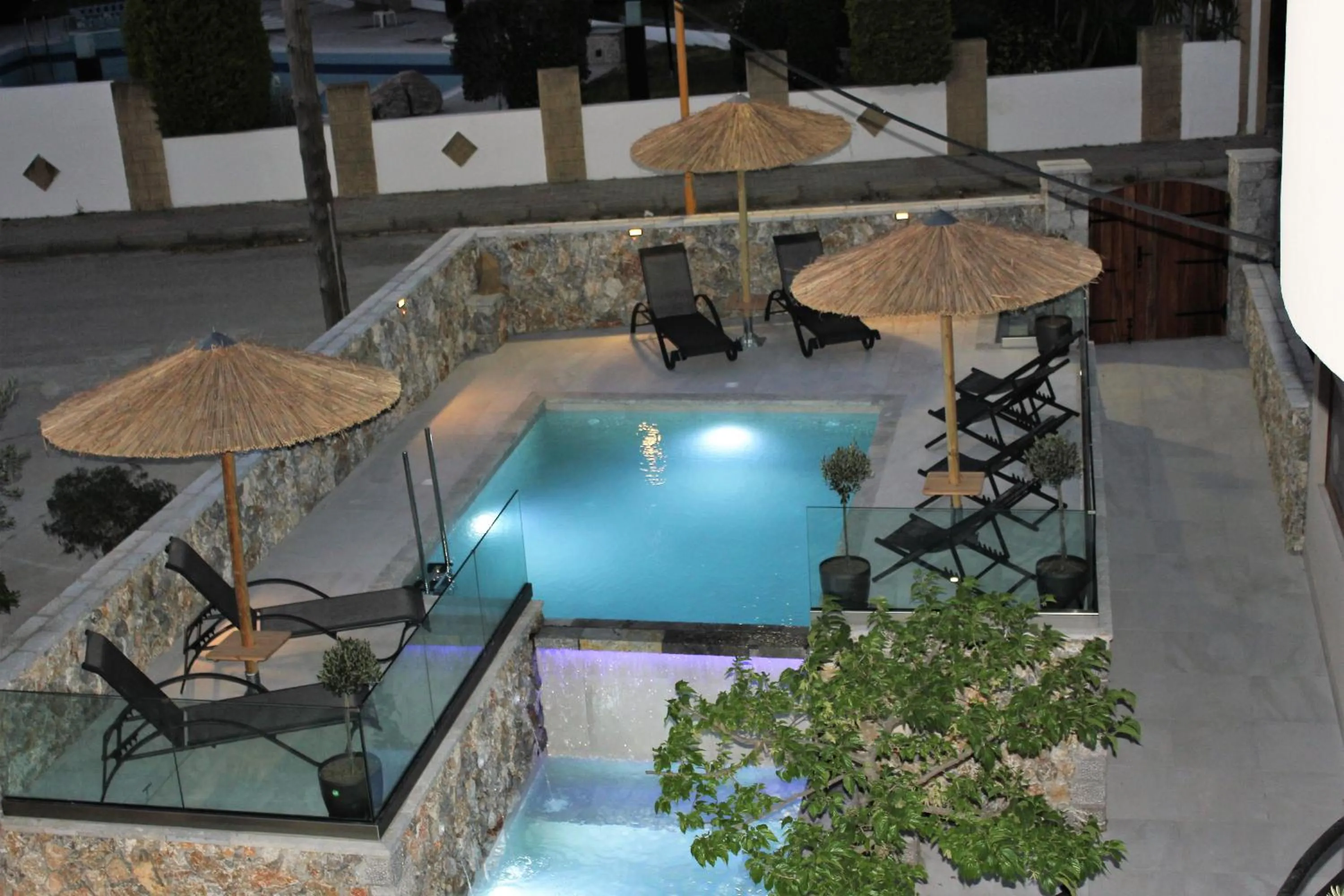 Pool view in John Mary