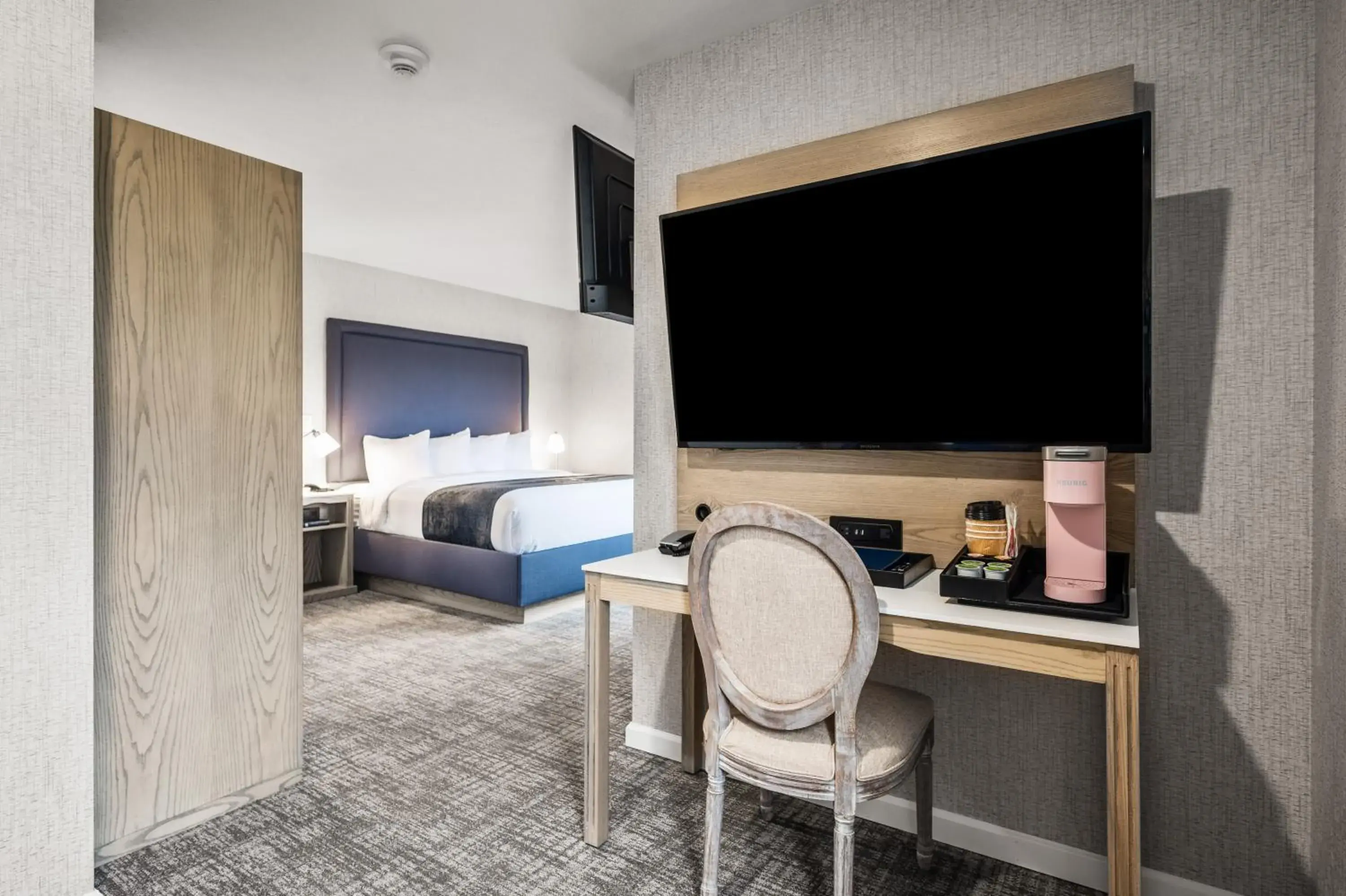 Accessible King in Alexandra Inn Accessible King in Alexandra Inn