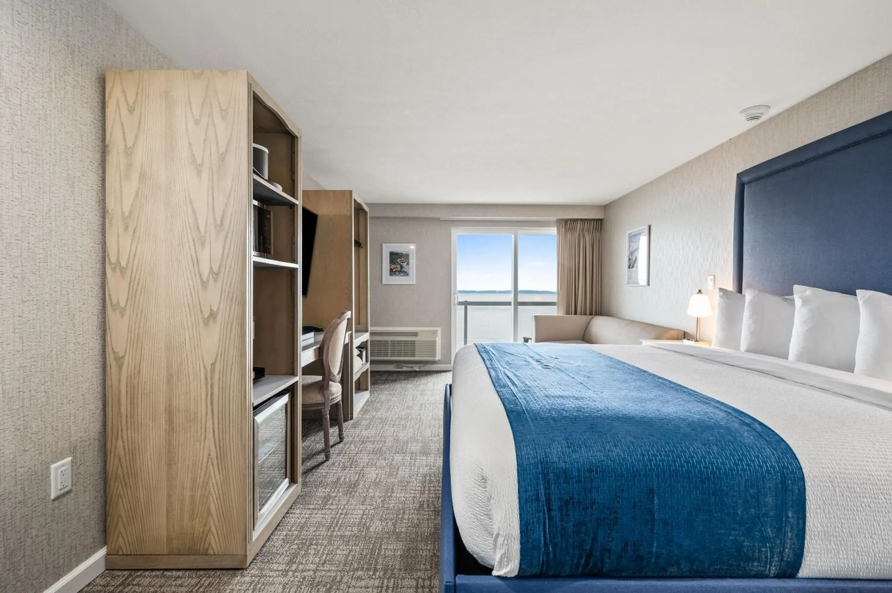 Lakeview Balcony King in Alexandra Inn Lakeview Balcony King in Alexandra Inn