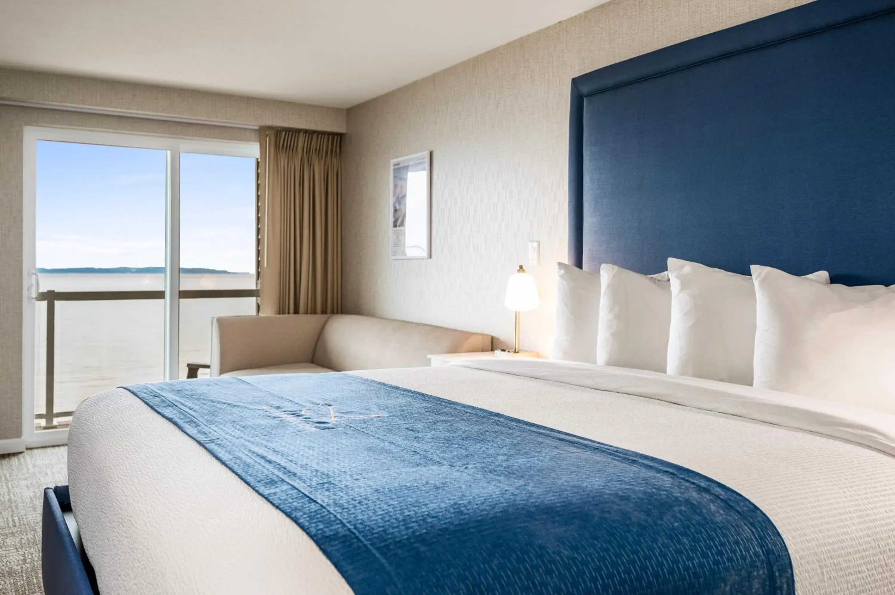 Lakeview Balcony King in Alexandra Inn Lakeview Balcony King in Alexandra Inn