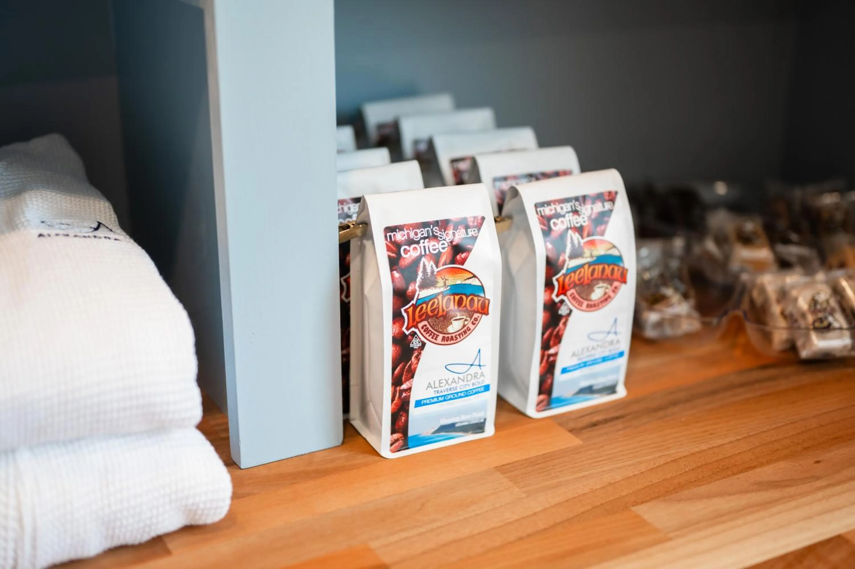 Shopping Area, Bed in Alexandra Inn