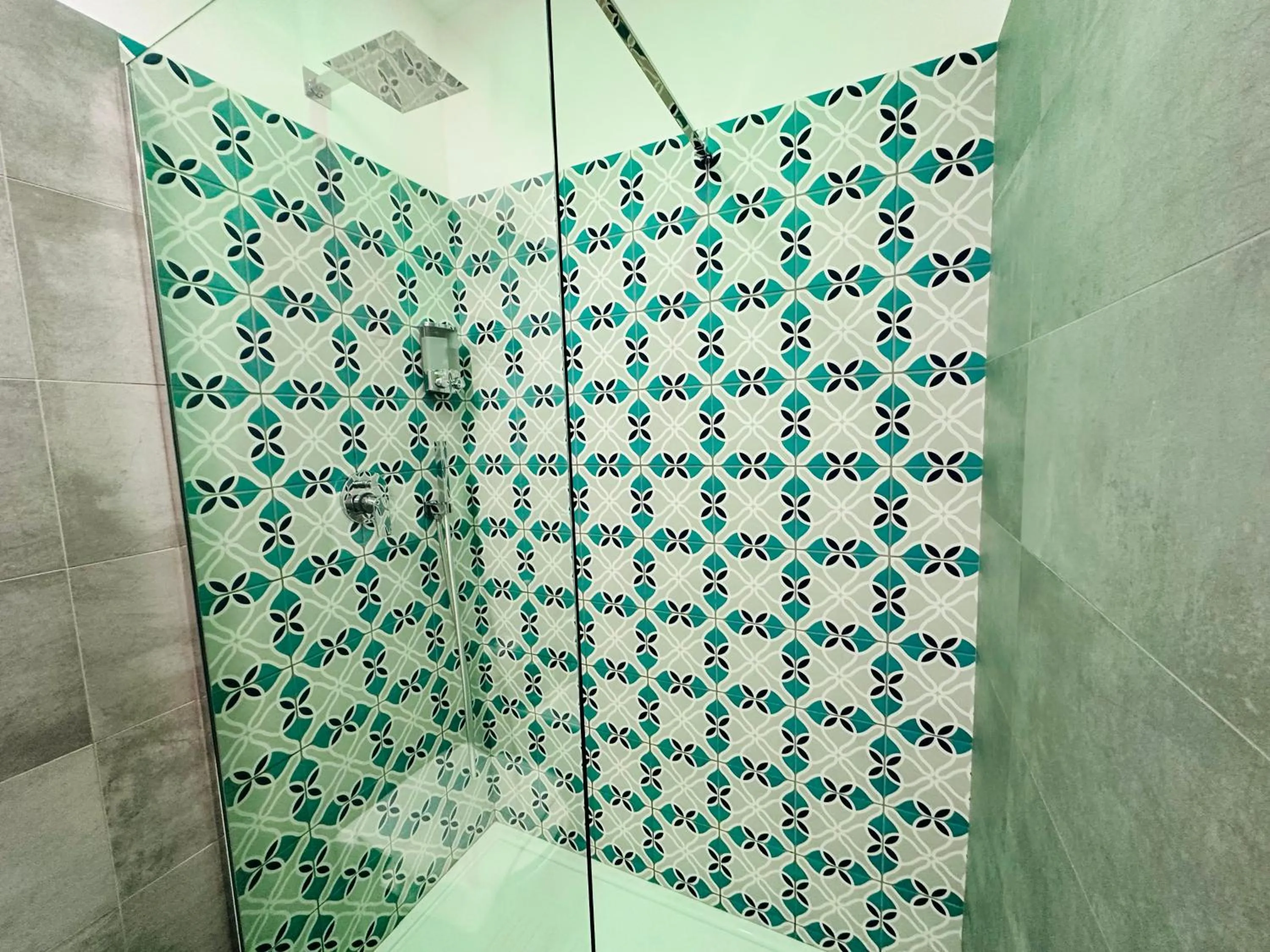 Shower in San Saba Street Apartment 52