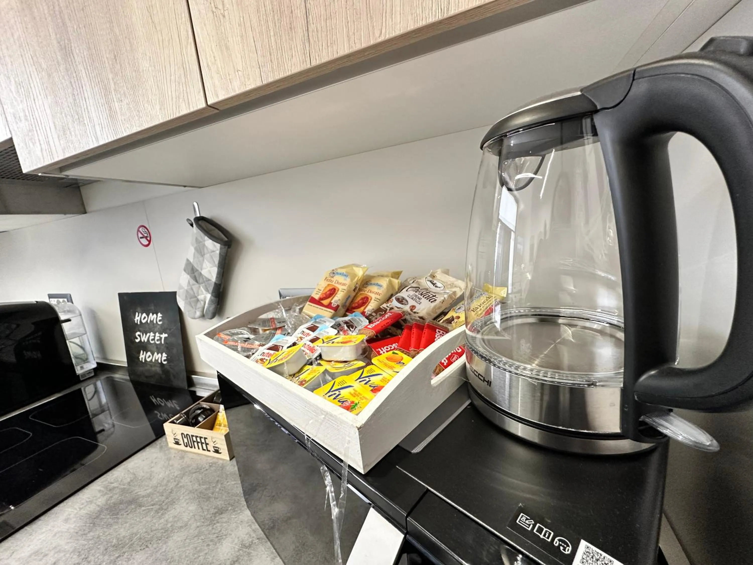 Coffee/tea facilities in San Saba Street Apartment 52