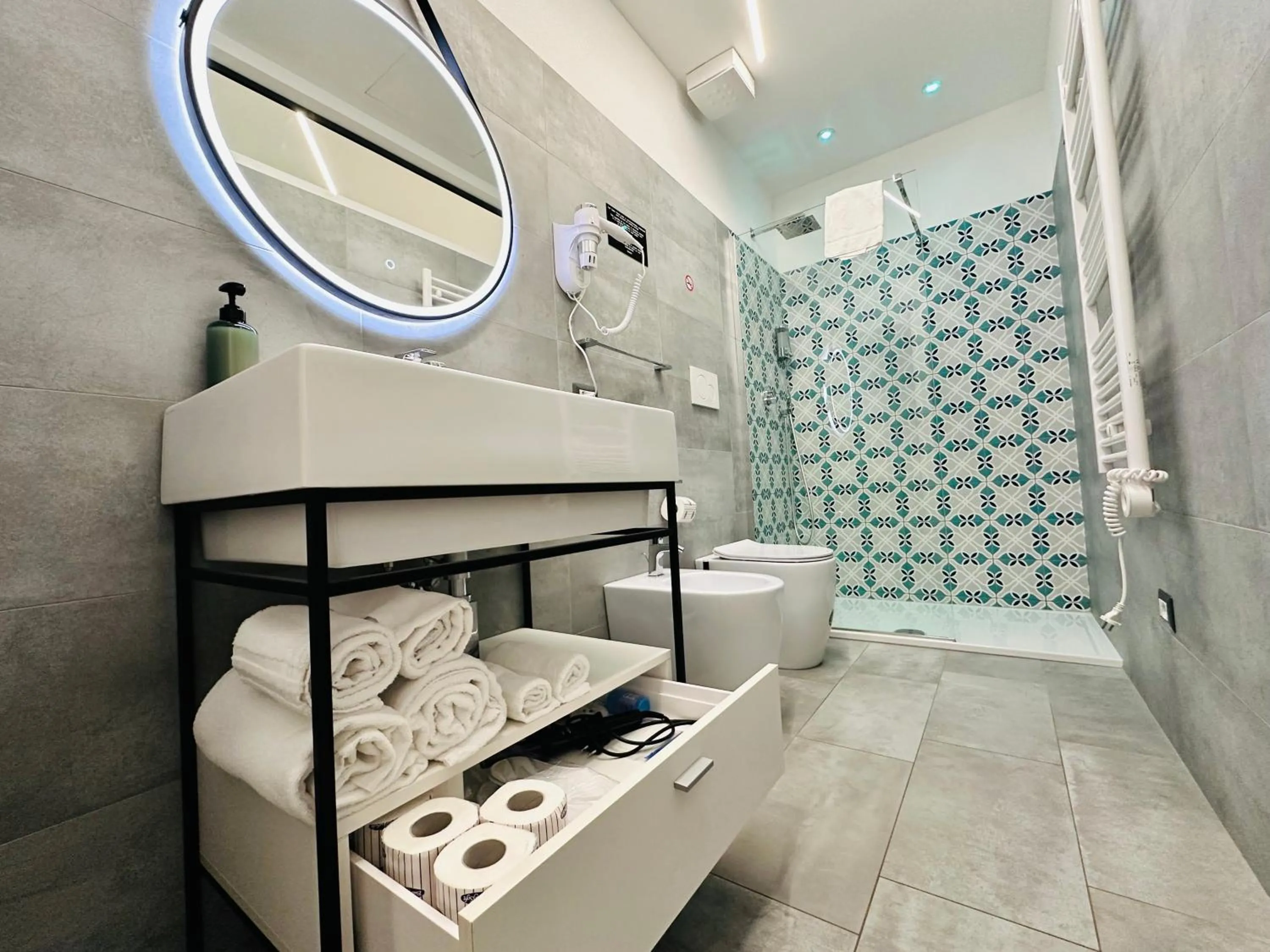 Shower in San Saba Street Apartment 52