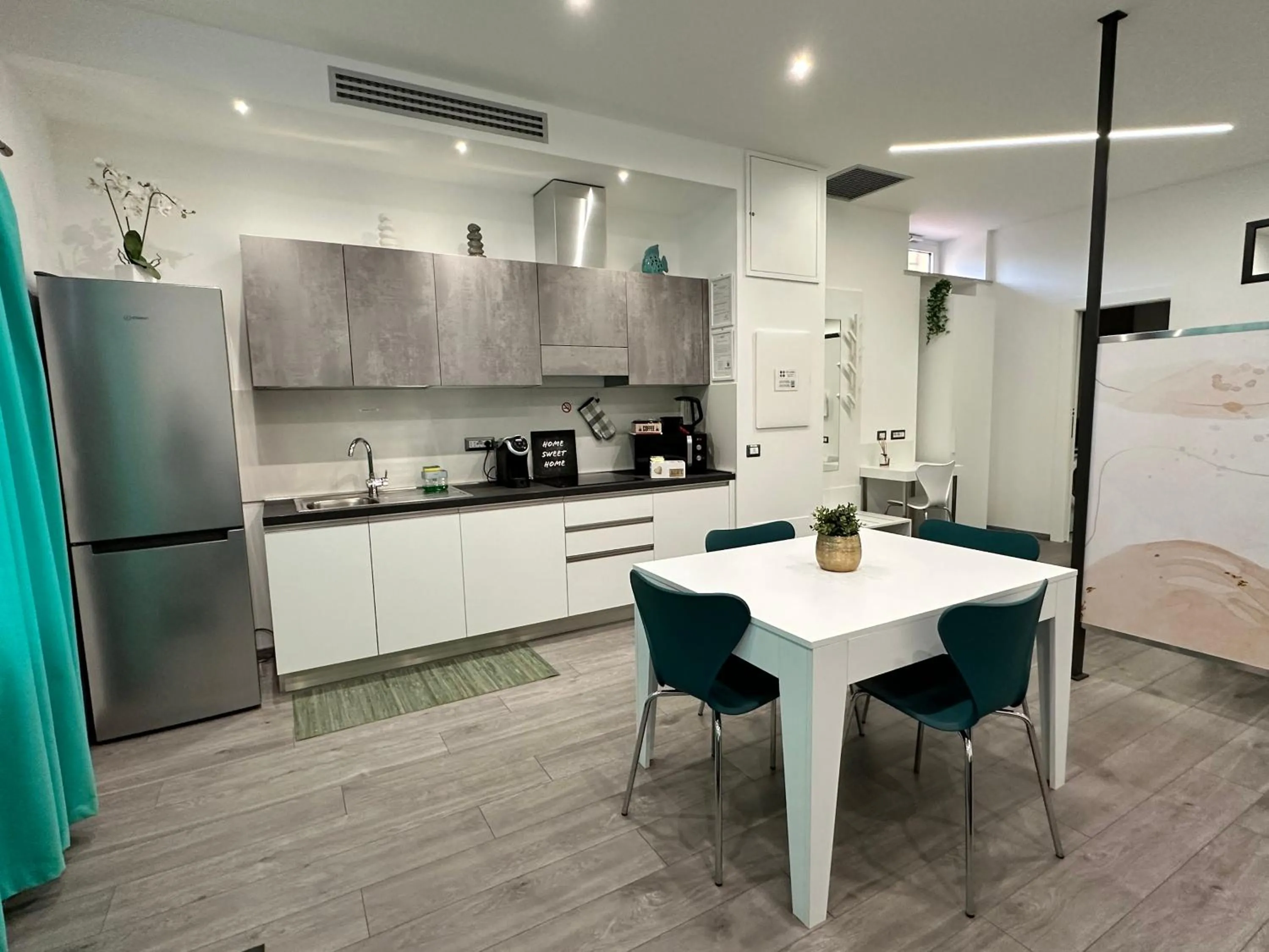 Coffee/tea facilities in San Saba Street Apartment 52