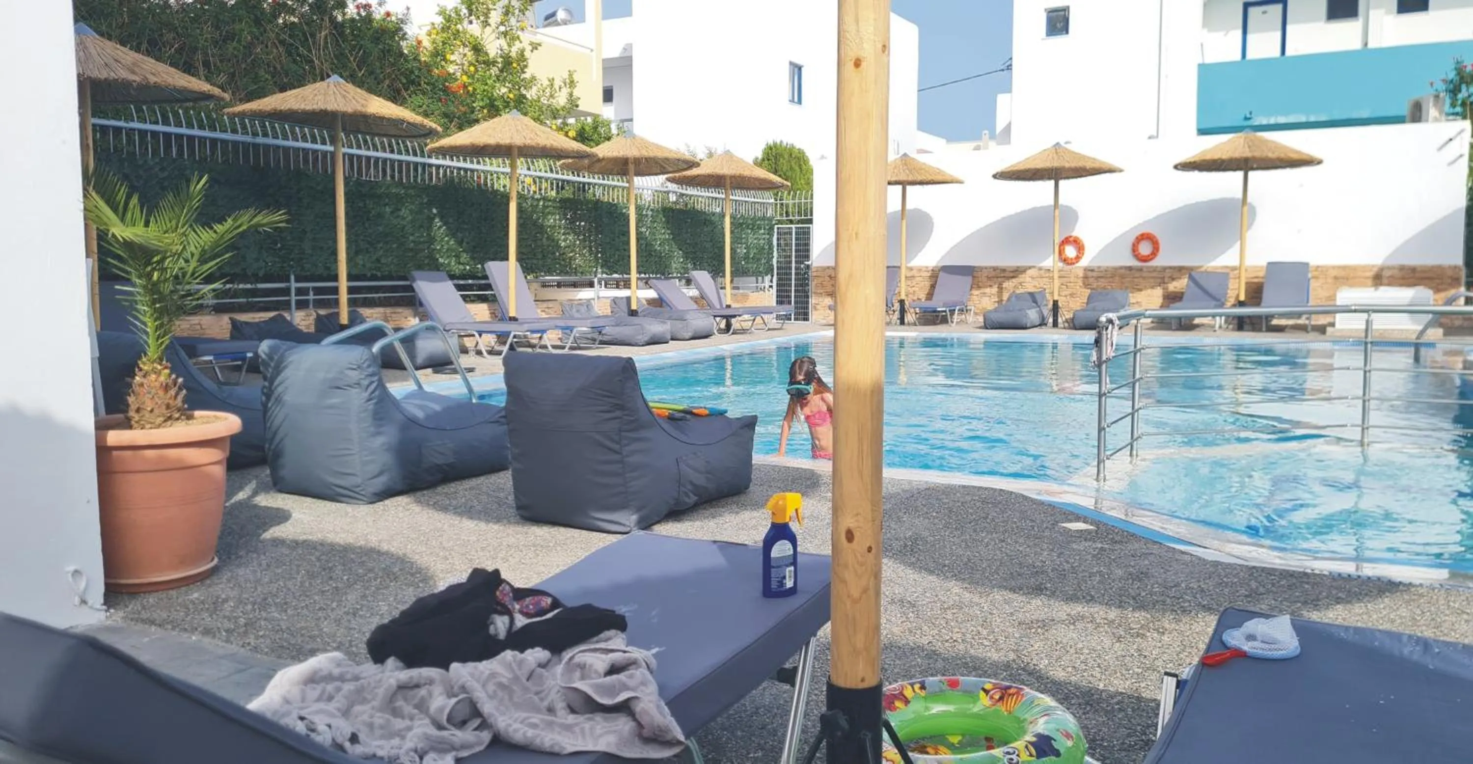 Restaurant/places to eat in JP Pool & Apartments