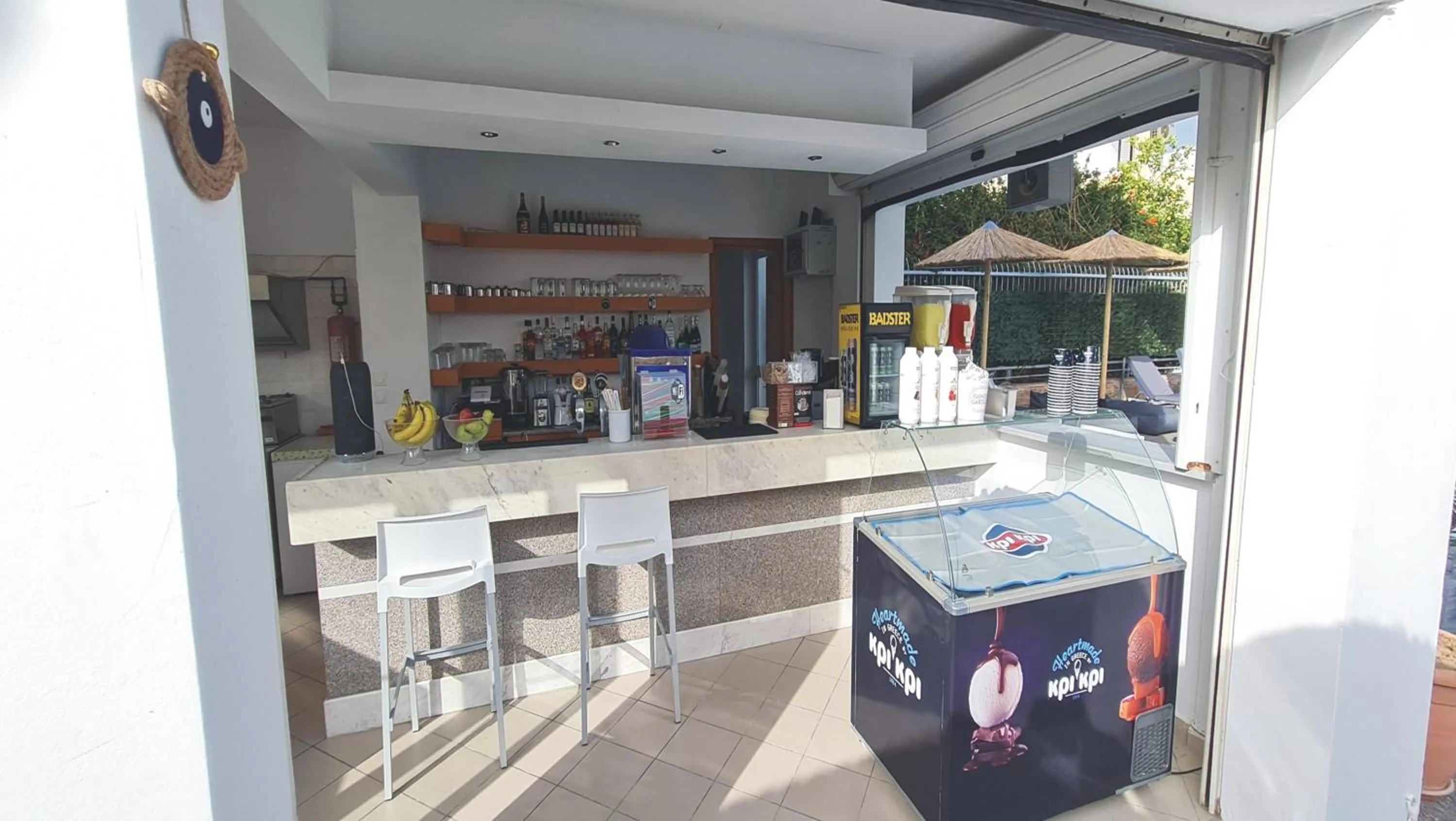 Restaurant/places to eat in JP Pool & Apartments