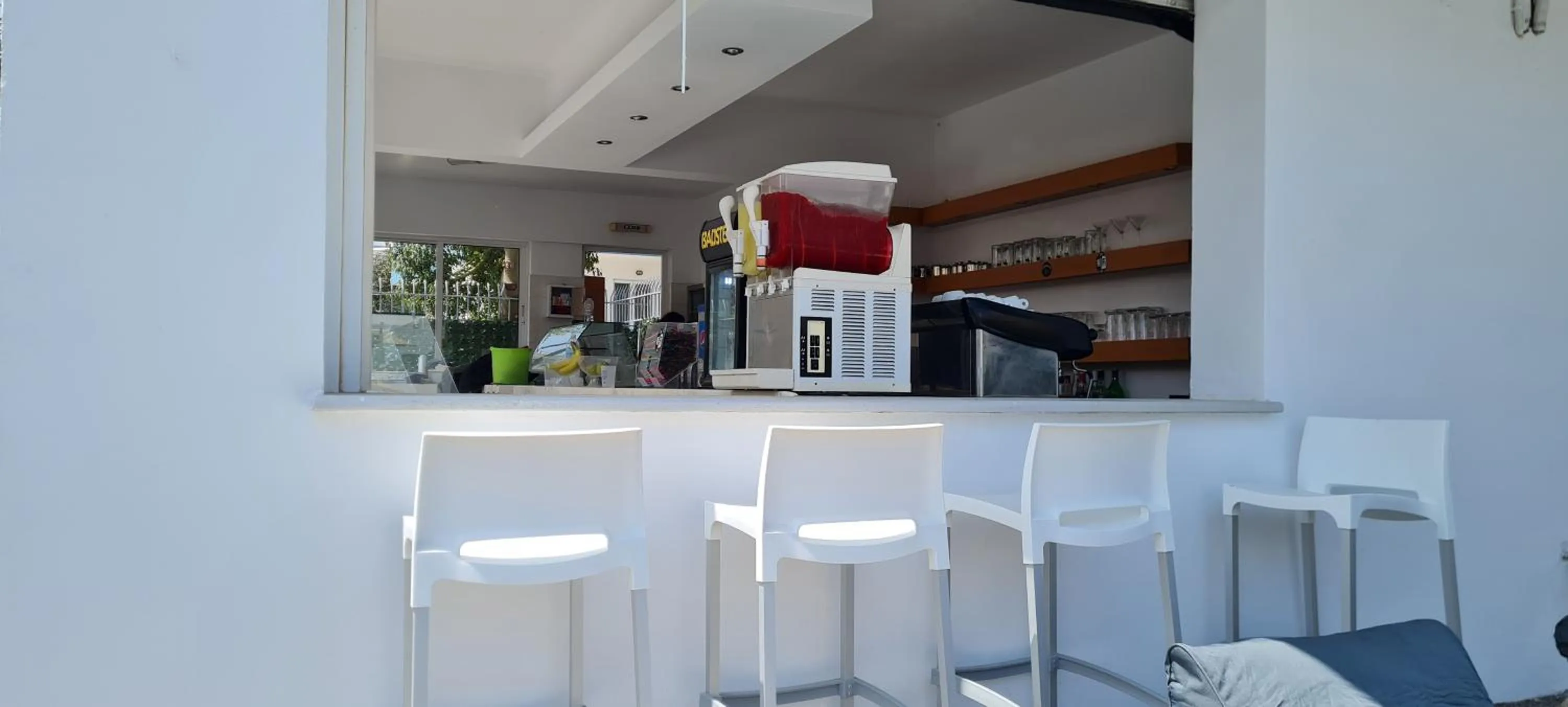 Restaurant/places to eat in JP Pool & Apartments