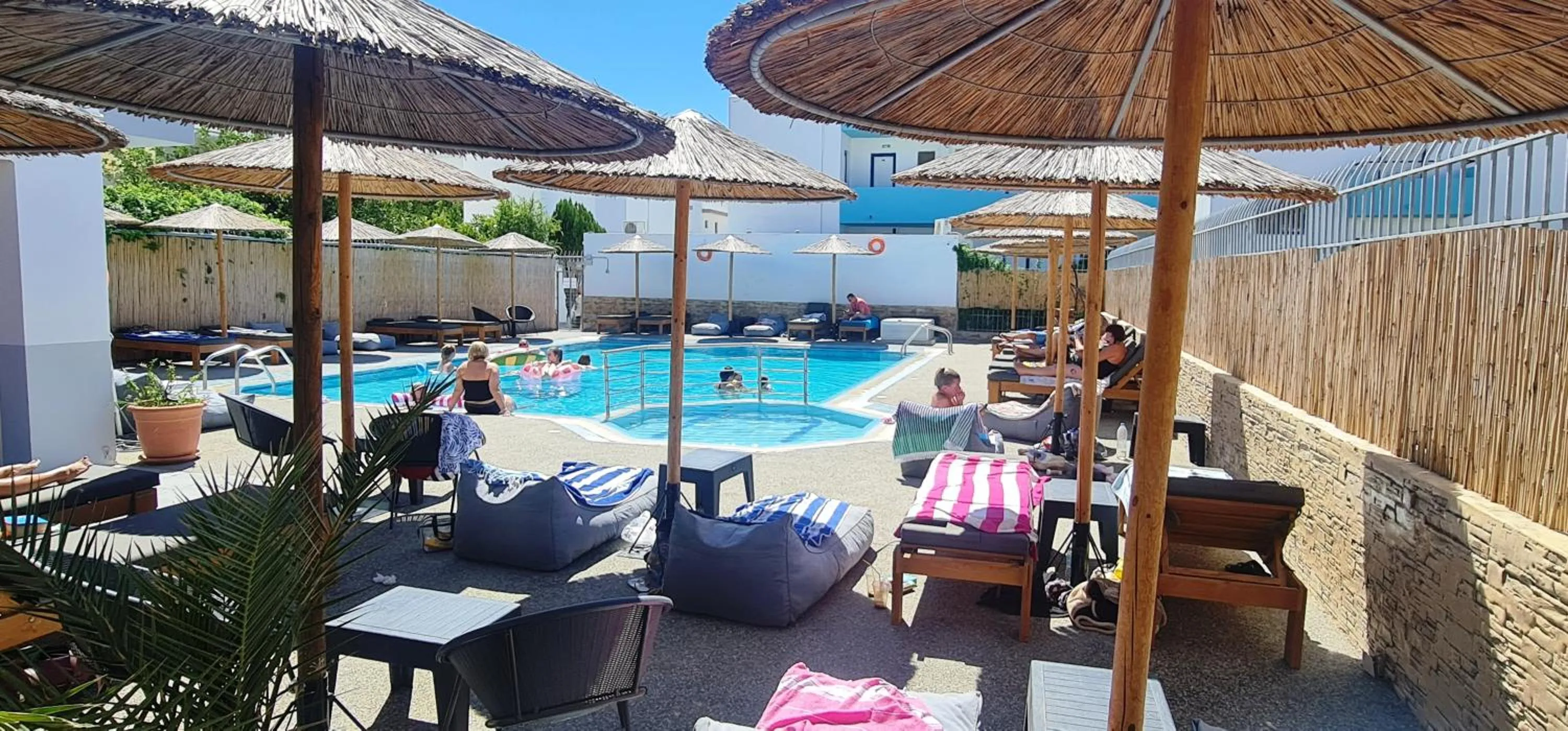 JP Pool & Apartments