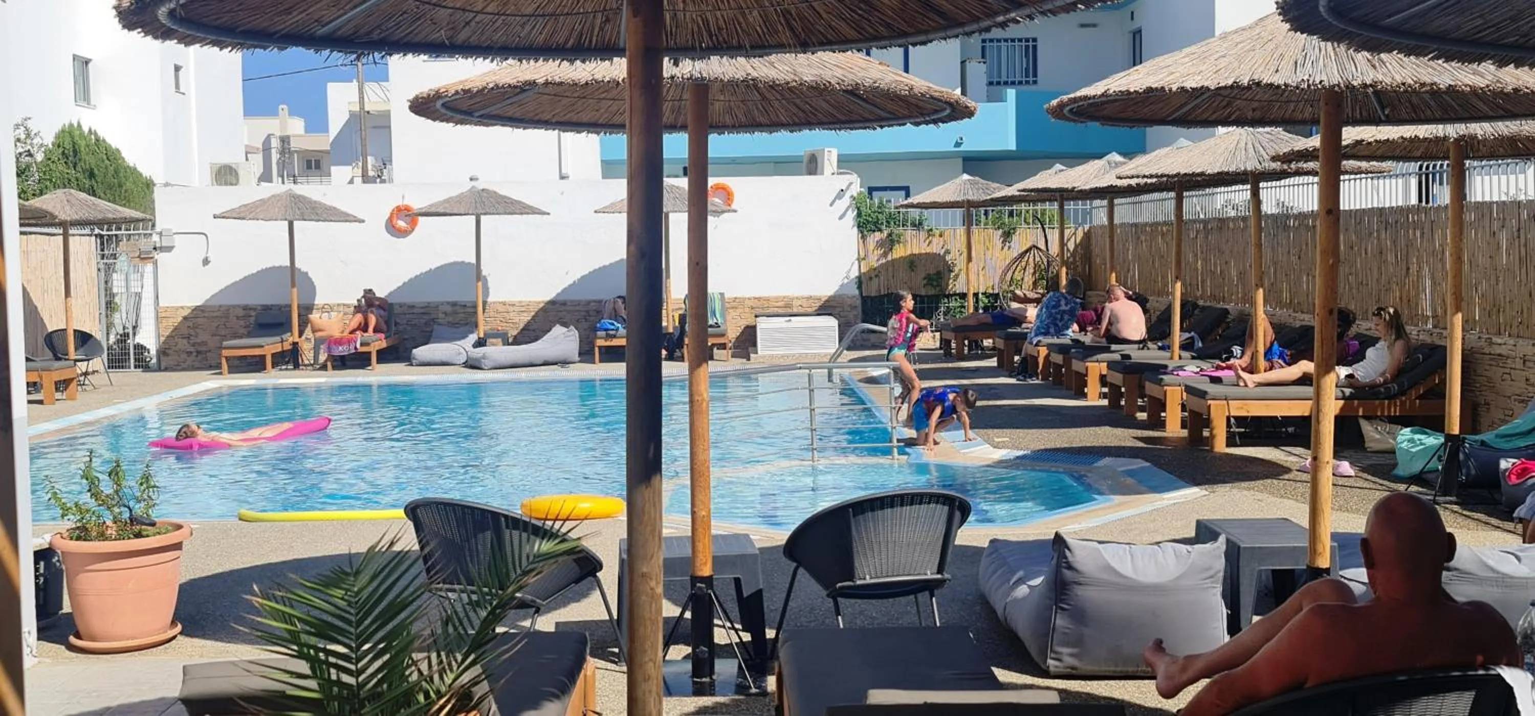 JP Pool & Apartments