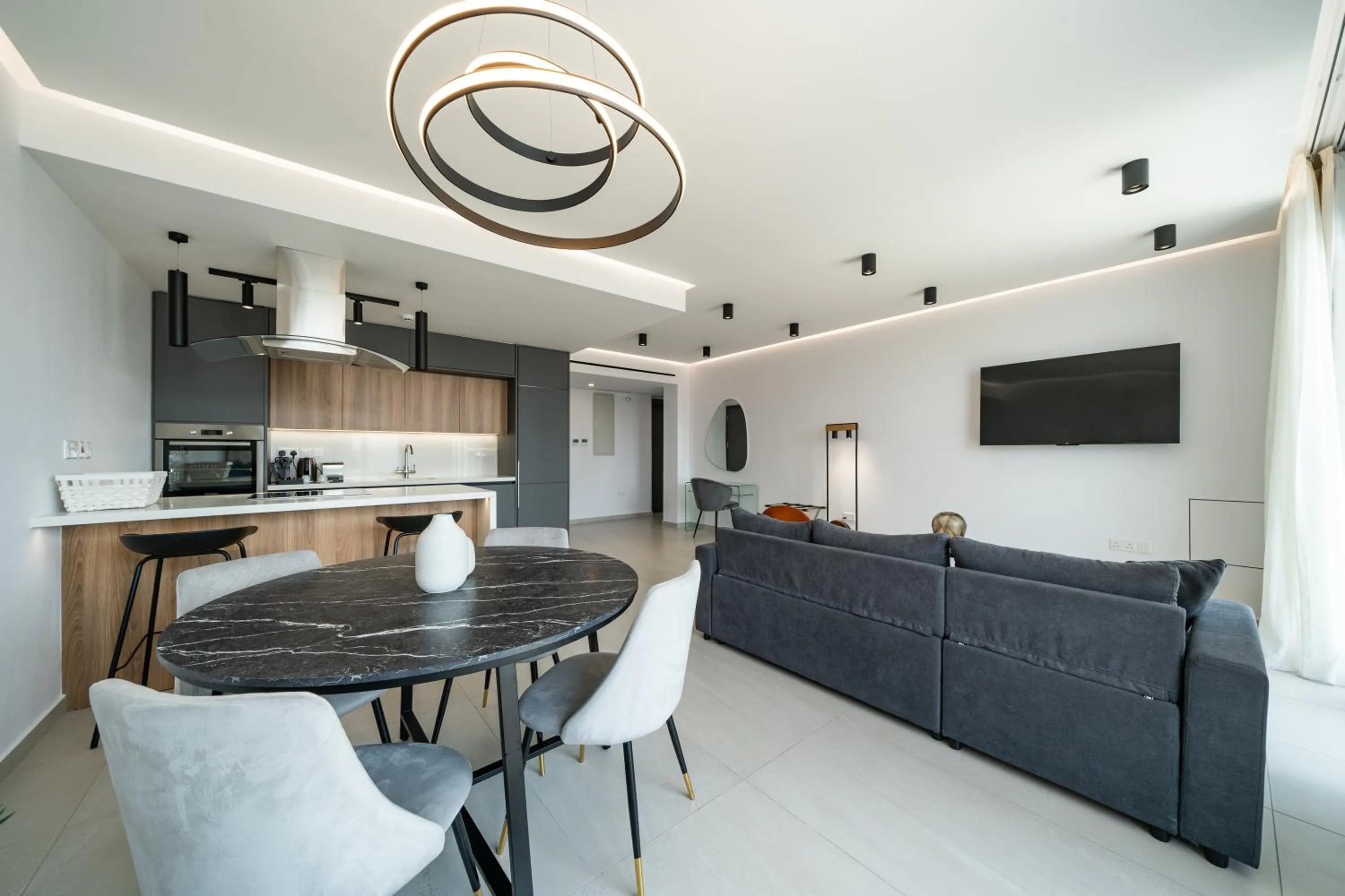 TV and multimedia in Waterside Sea View Apartments