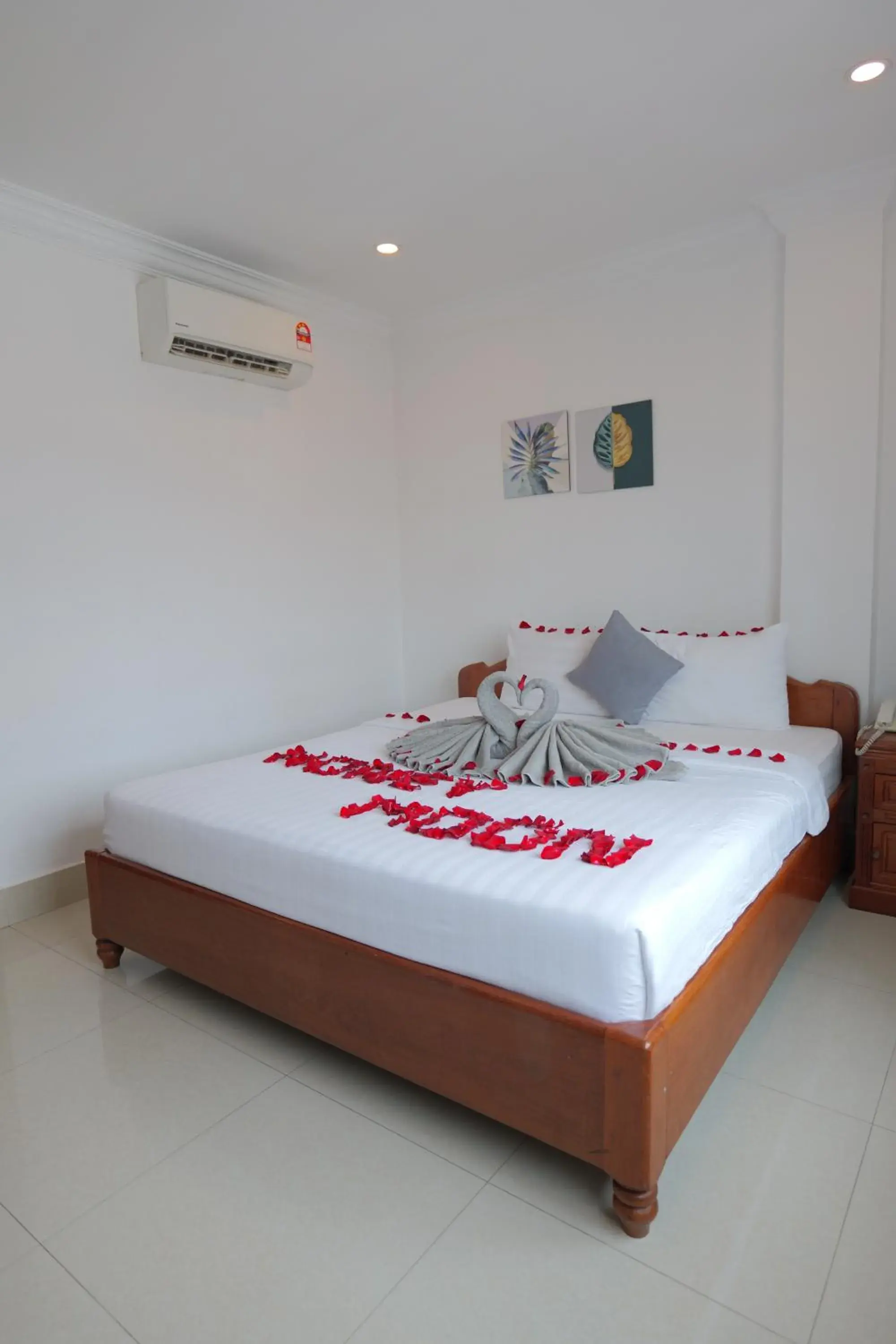 Bedroom, Bed in White Corner Hotel Bedroom, Bed in White Corner Hotel