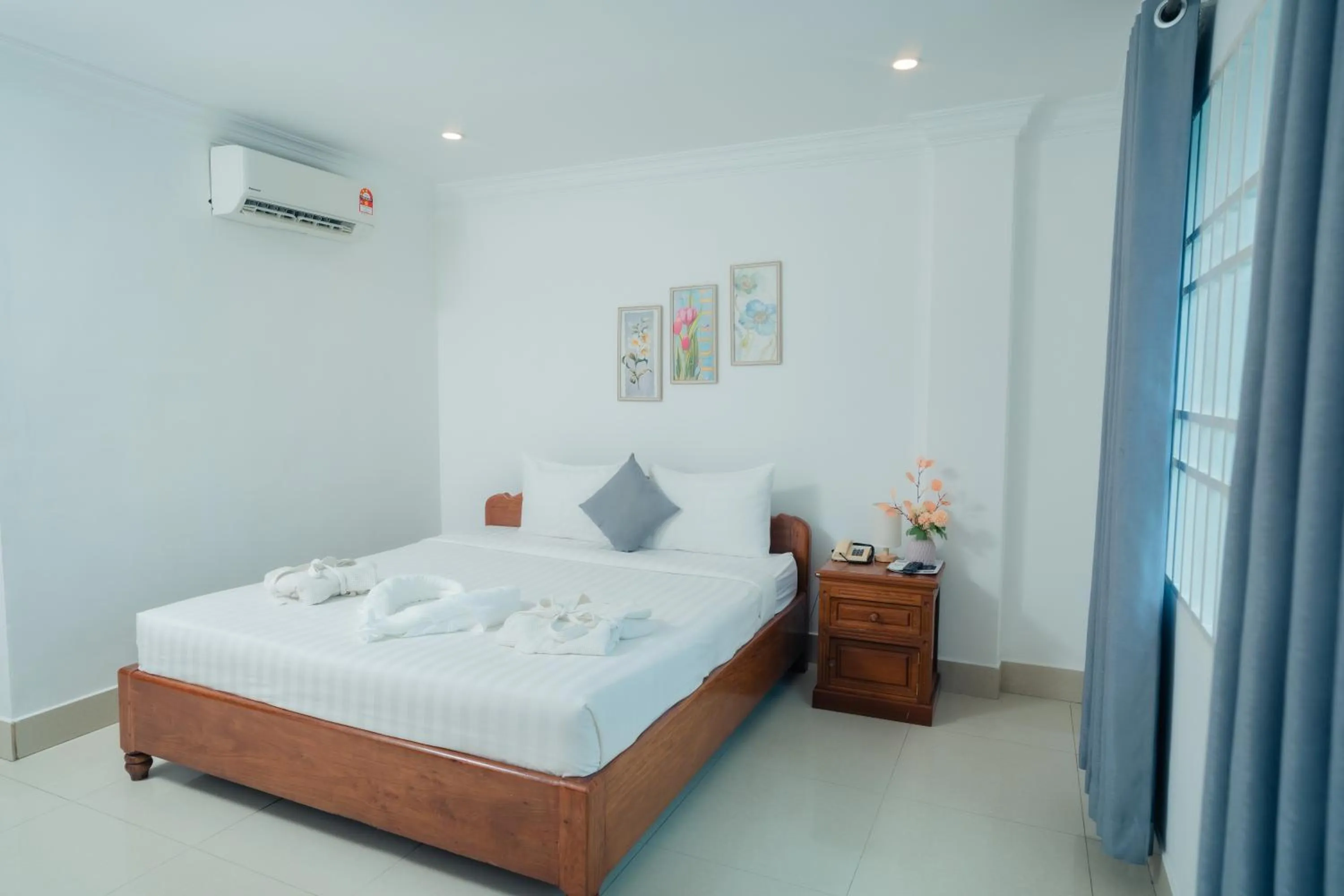 Bedroom, Bed in White Corner Hotel